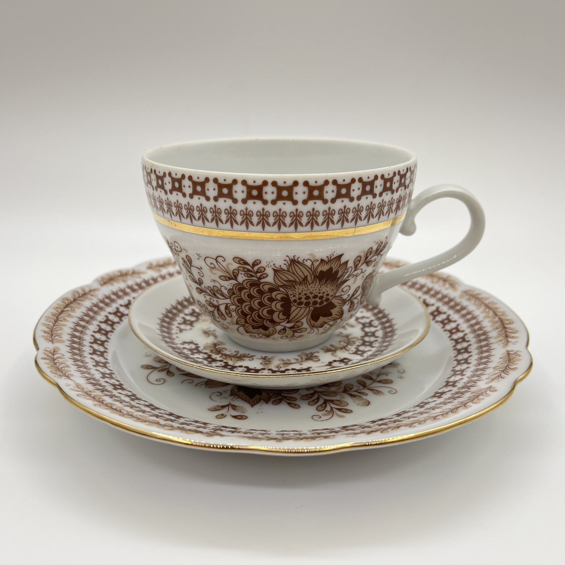 Чайное трио, украшенное флористическим декором, фарфор, деколь, золочение, Kahla, ГДР, 1968-1987 гг.