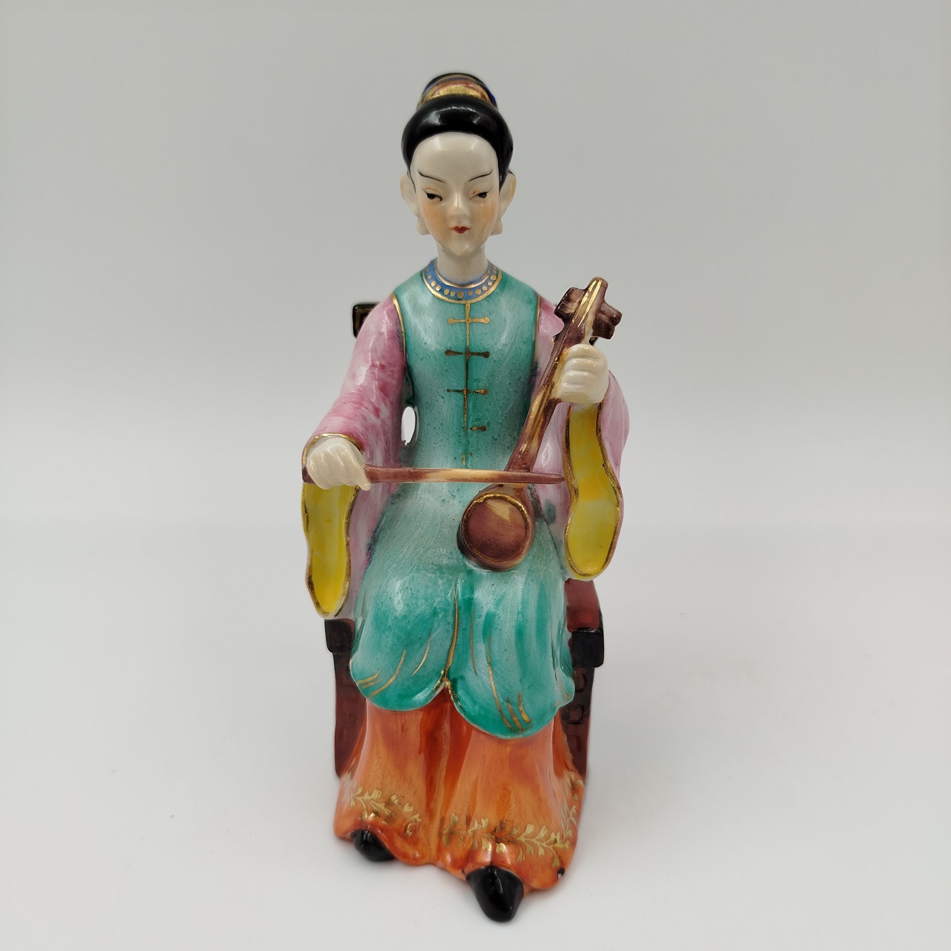 Статутка "Китаянка, играющая на музыкальном инструменте", фарфор, роспись, золочение, Китай, 1980-1990 гг.