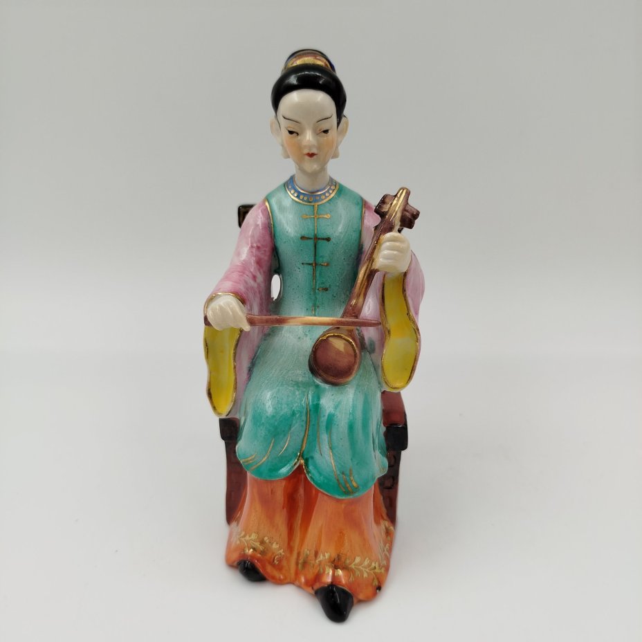 Статутка "Китаянка, играющая на музыкальном инструменте", фарфор, роспись, золочение, Китай, 1980-1990 гг.