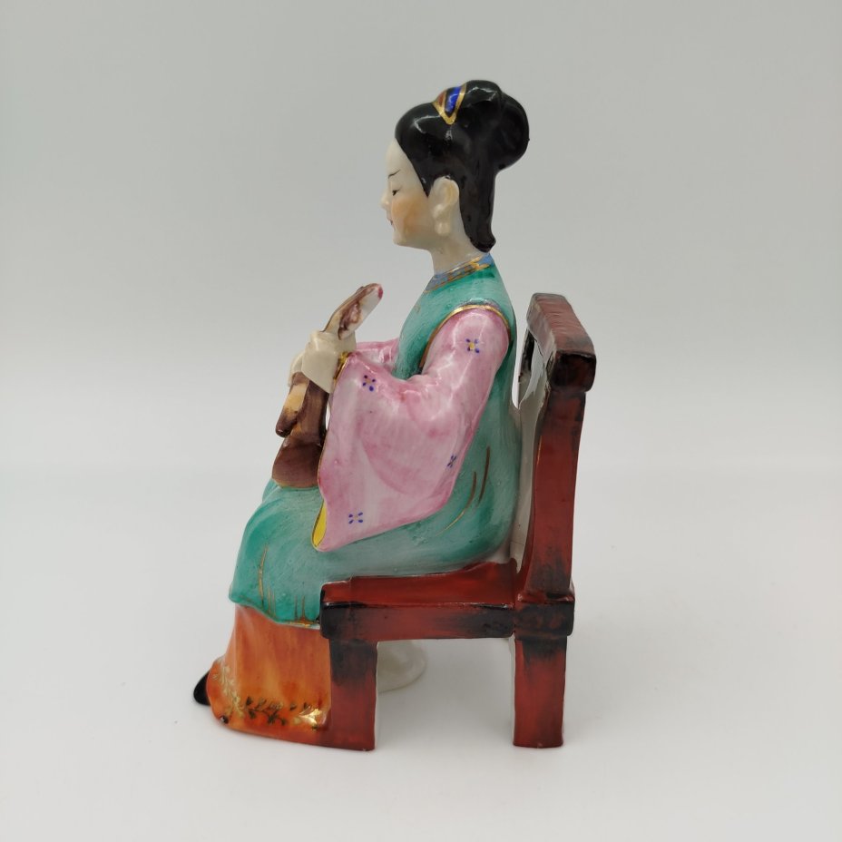 Статутка "Китаянка, играющая на музыкальном инструменте", фарфор, роспись, золочение, Китай, 1980-1990 гг.