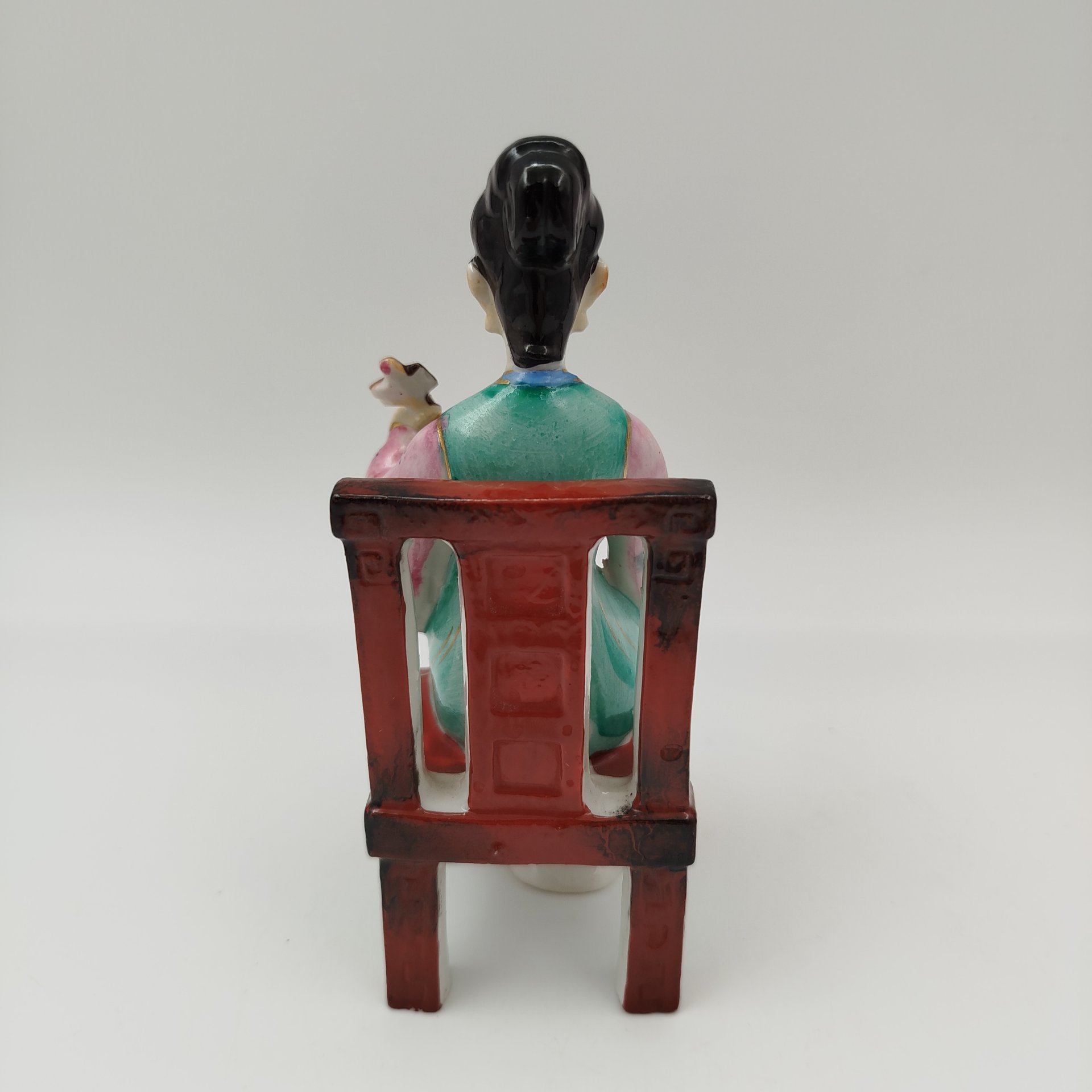 Статутка "Китаянка, играющая на музыкальном инструменте", фарфор, роспись, золочение, Китай, 1980-1990 гг.