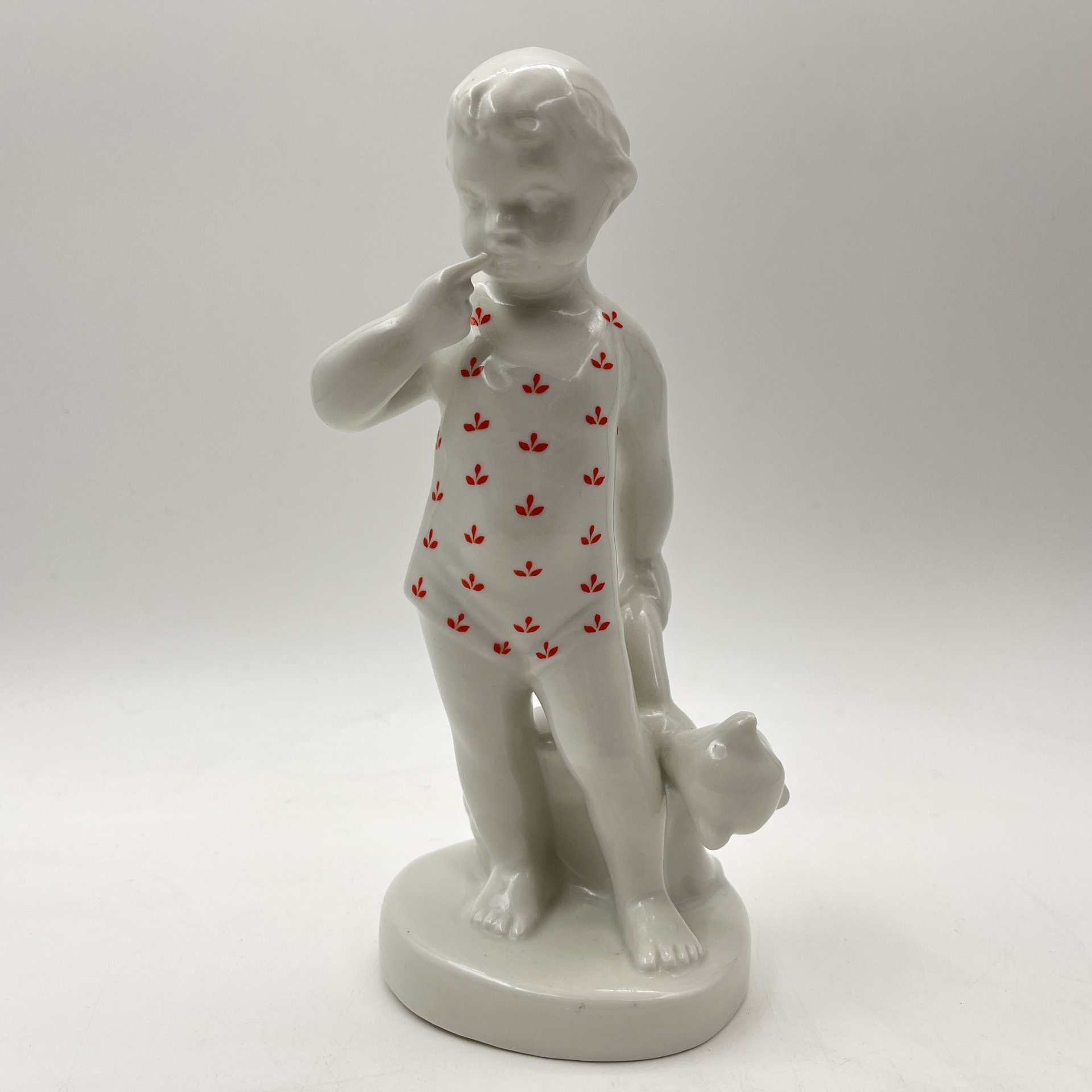 Статуэтка "Мальчик с мишкой", фарфор, деколь, Первомайский фарфоровый завод (Песочное), СССР, 1953 г.