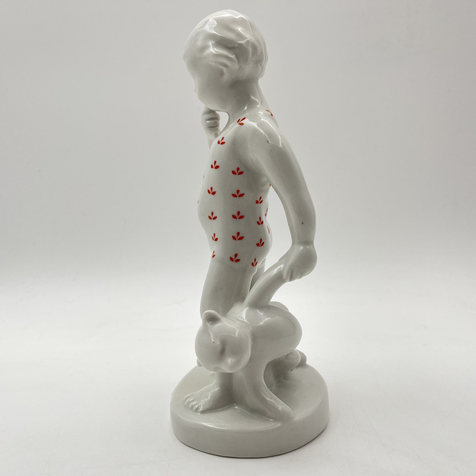 Статуэтка "Мальчик с мишкой", фарфор, деколь, Первомайский фарфоровый завод (Песочное), СССР, 1953 г.