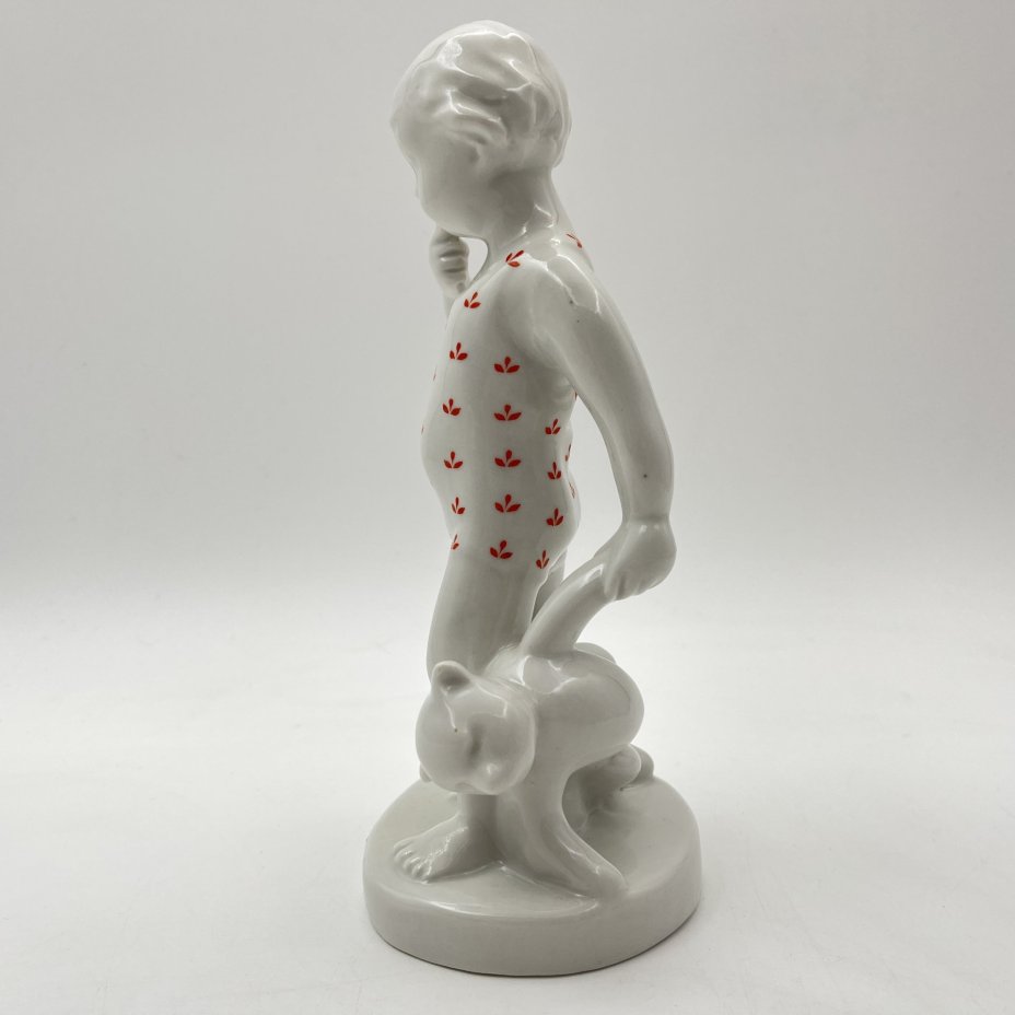 Статуэтка "Мальчик с мишкой", фарфор, деколь, Первомайский фарфоровый завод (Песочное), СССР, 1953 г.