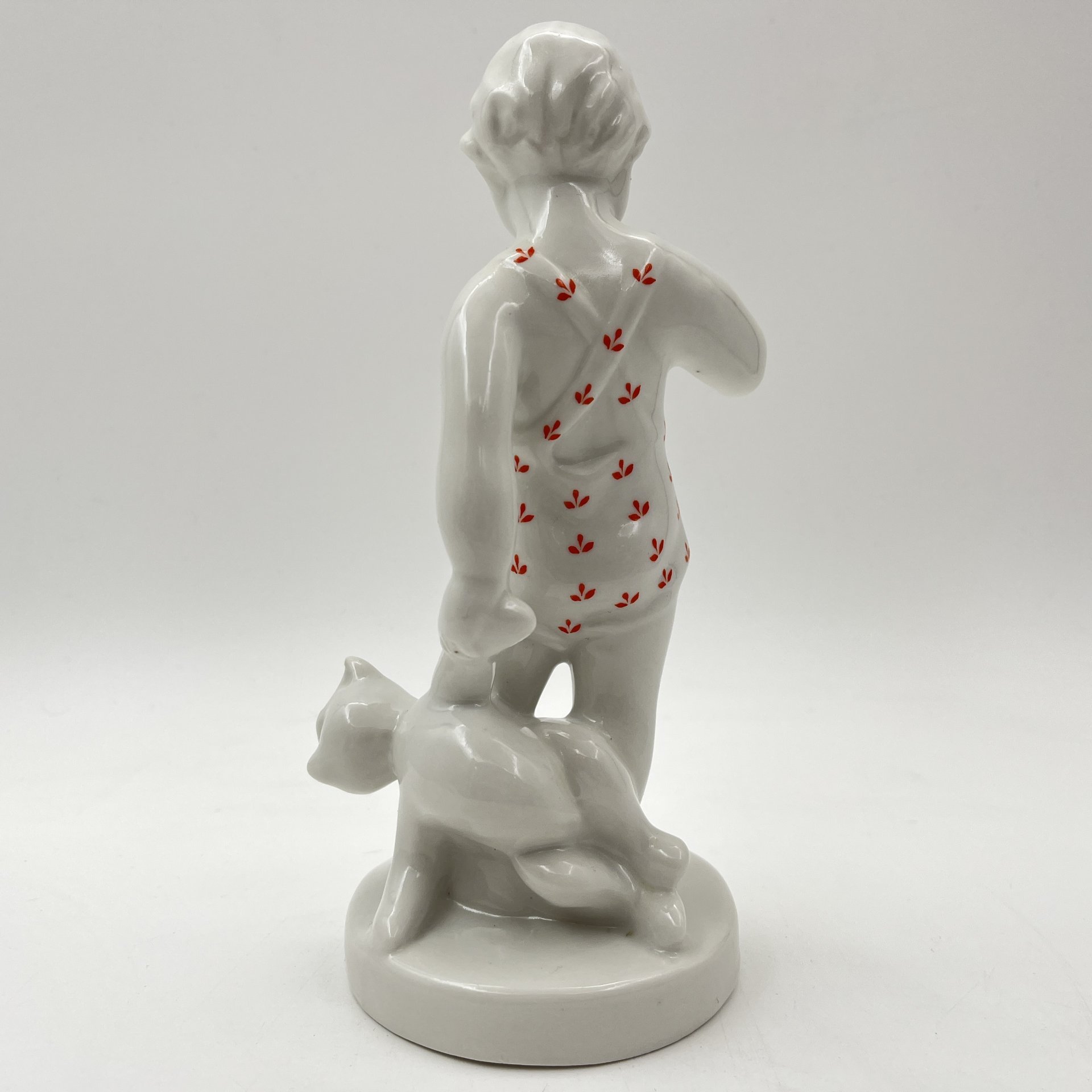 Статуэтка "Мальчик с мишкой", фарфор, деколь, Первомайский фарфоровый завод (Песочное), СССР, 1953 г.