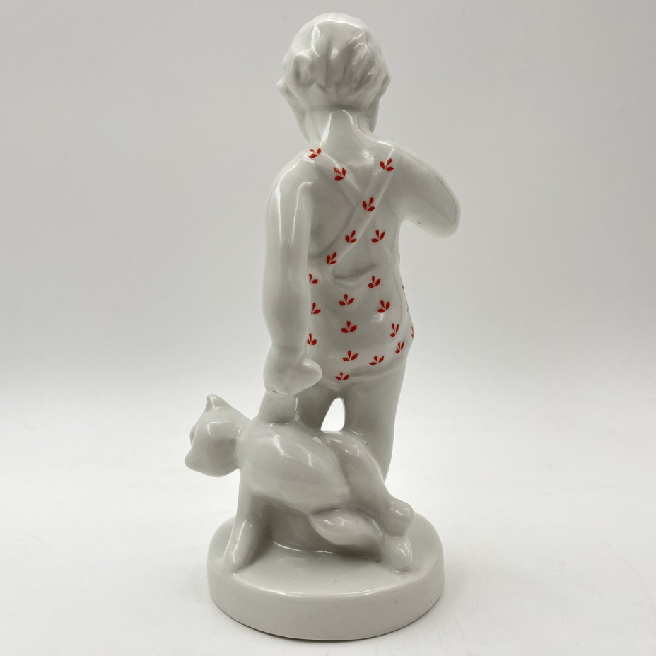 Статуэтка "Мальчик с мишкой", фарфор, деколь, Первомайский фарфоровый завод (Песочное), СССР, 1953 г.