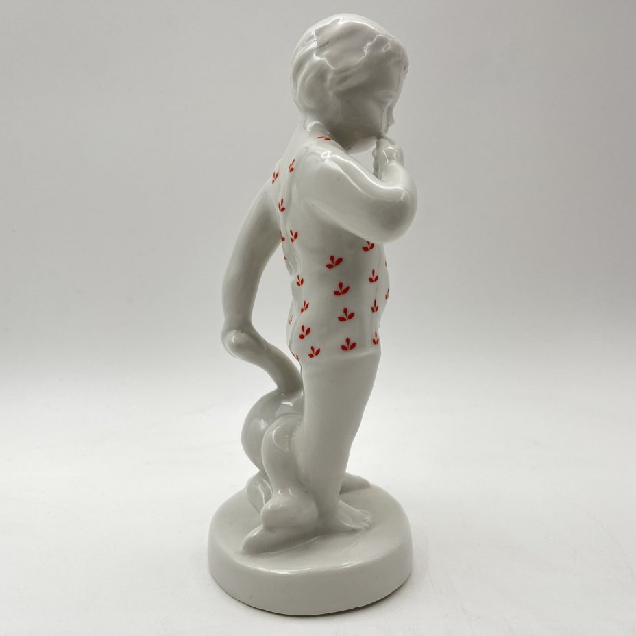 Статуэтка "Мальчик с мишкой", фарфор, деколь, Первомайский фарфоровый завод (Песочное), СССР, 1953 г.