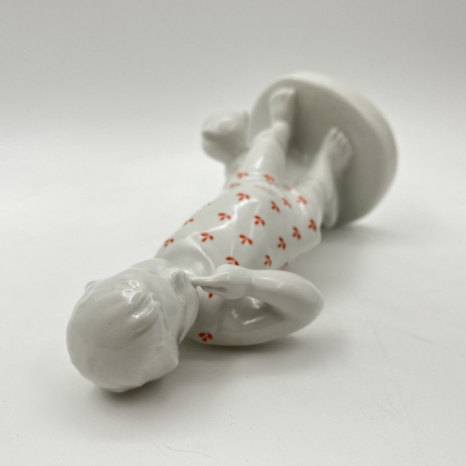 Статуэтка "Мальчик с мишкой", фарфор, деколь, Первомайский фарфоровый завод (Песочное), СССР, 1953 г.