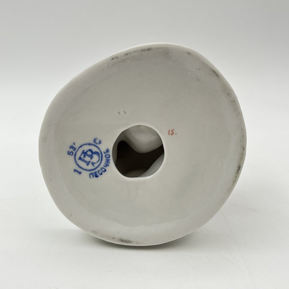 Статуэтка "Мальчик с мишкой", фарфор, деколь, Первомайский фарфоровый завод (Песочное), СССР, 1953 г.