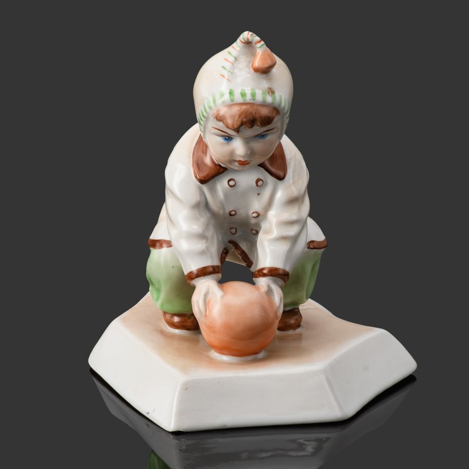 Статуэтка "Девочка, играющая с мячом"