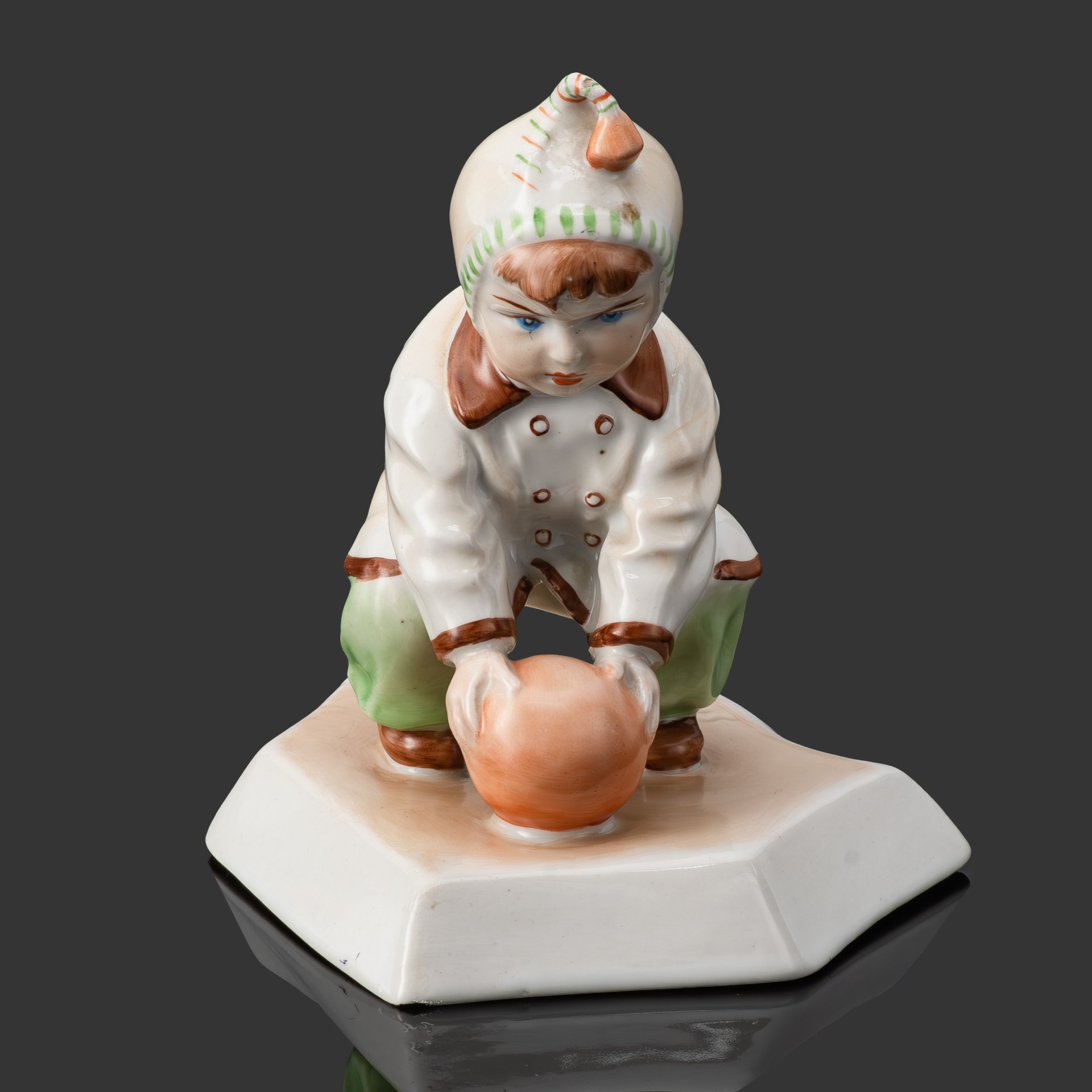 Статуэтка "Девочка, играющая с мячом", Zsolnay