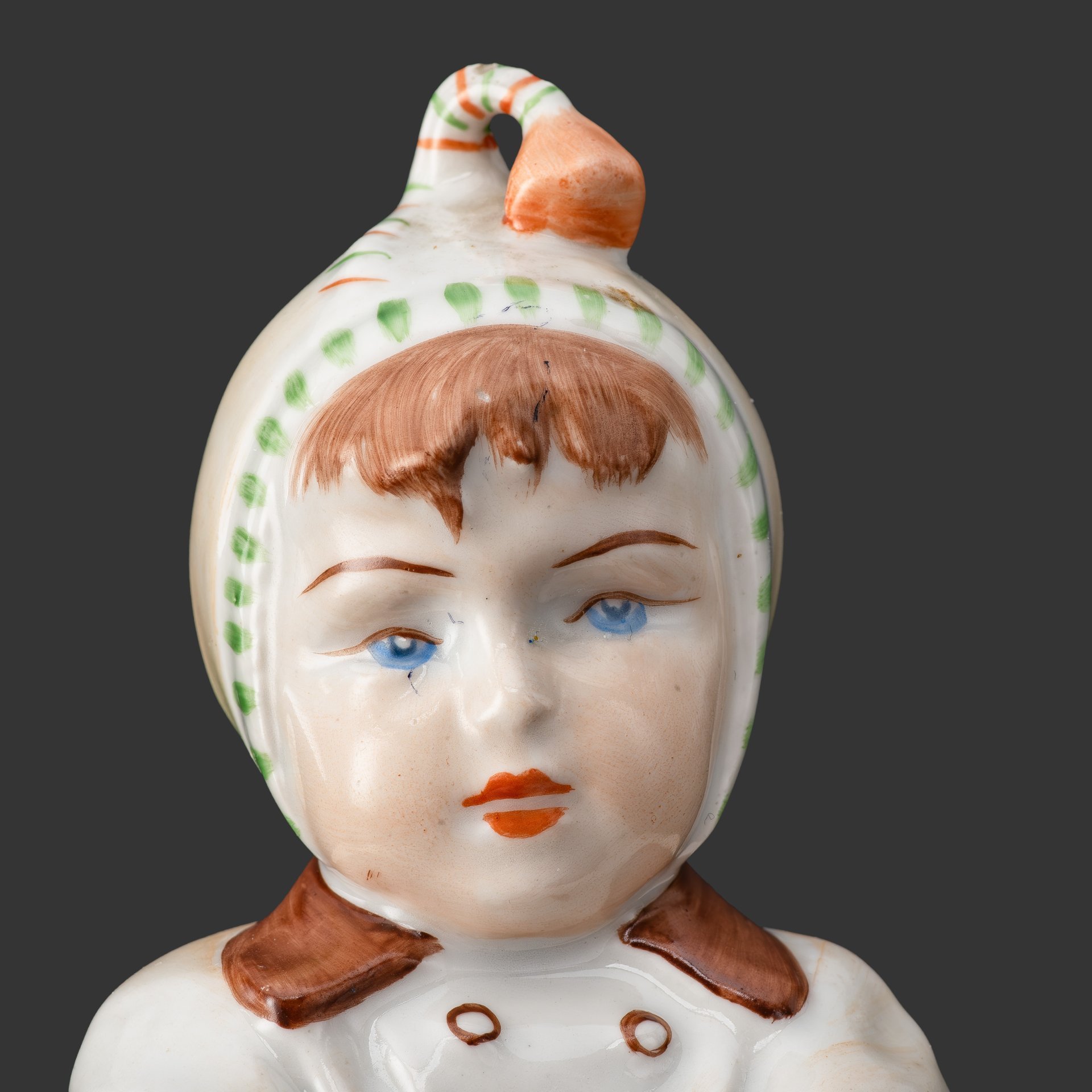 Статуэтка "Девочка, играющая с мячом", Zsolnay
