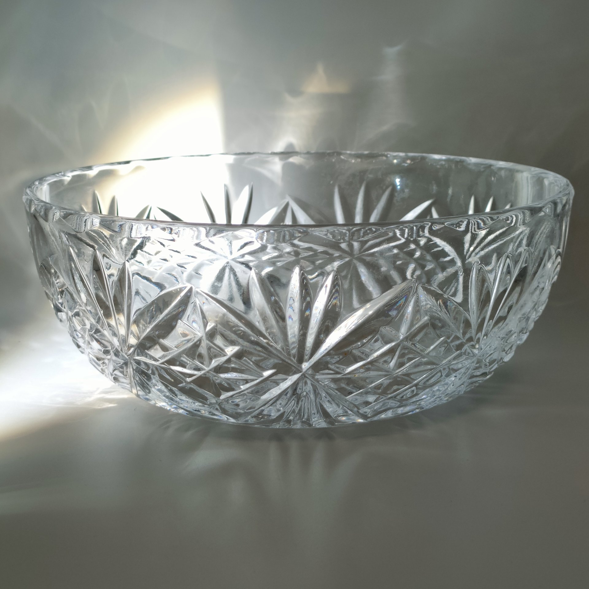 Салатник круглой формы с резным геометрическим декором, хрусталь, алмазная грань, СССР, 1970-1990 гг.