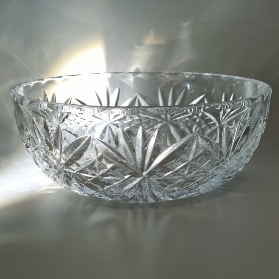 Салатник круглой формы с резным геометрическим декором, хрусталь, алмазная грань, СССР, 1970-1990 гг.