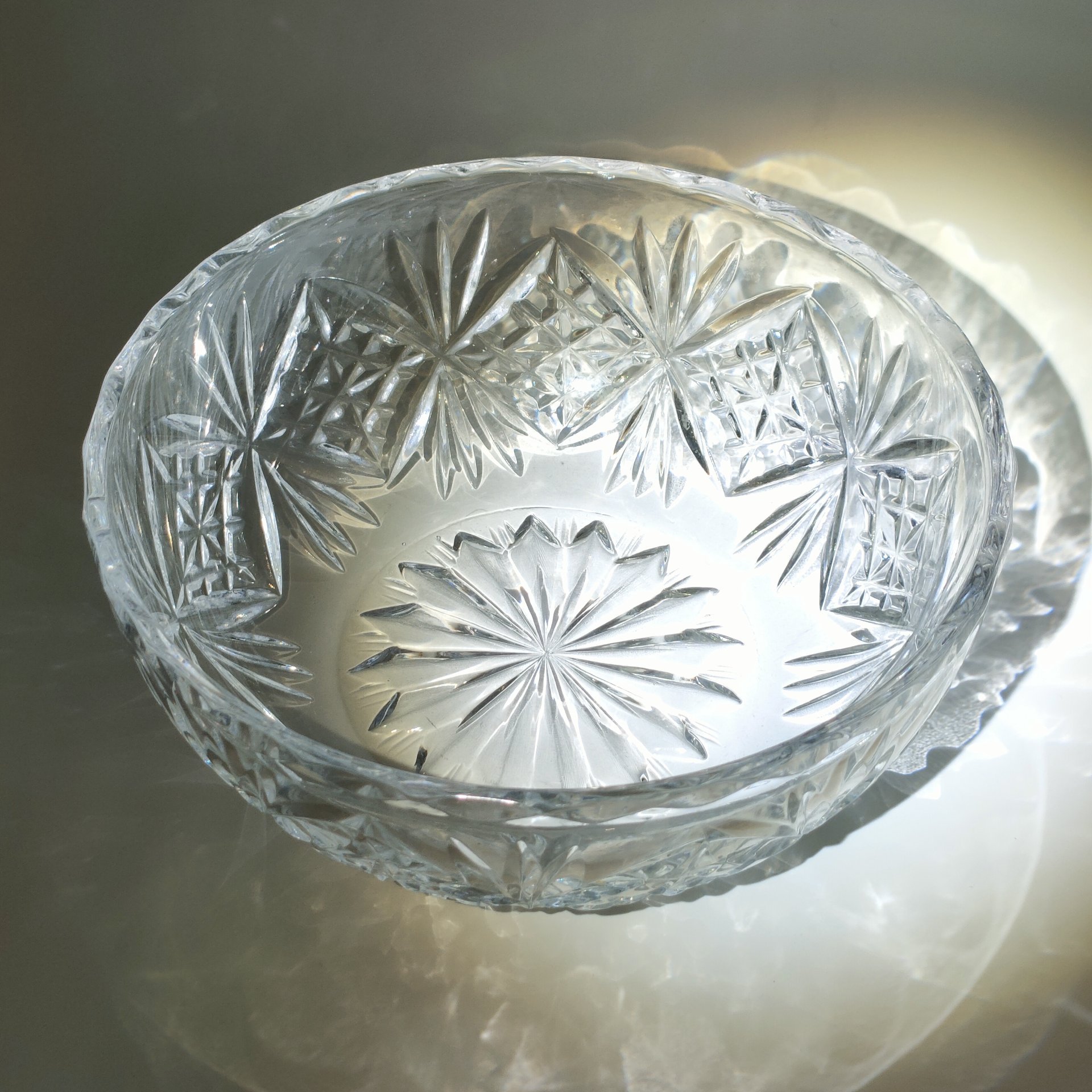 Салатник круглой формы с резным геометрическим декором, хрусталь, алмазная грань, СССР, 1970-1990 гг.