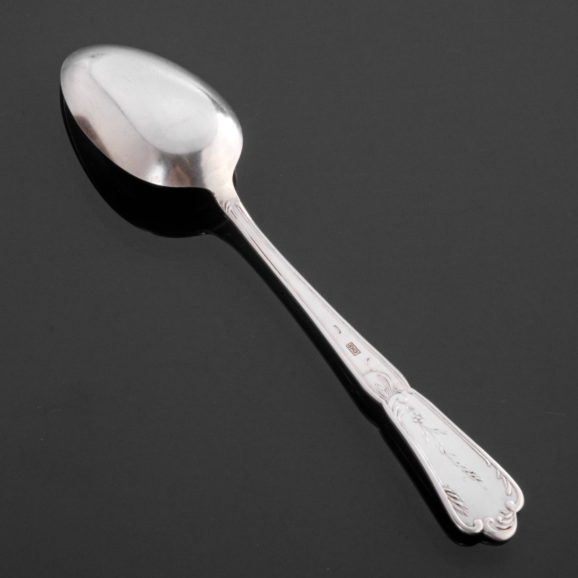 Ложка столовая, декорированная растительными элементами на черенке, Мстерская художественная фабрика  «Ювелир»