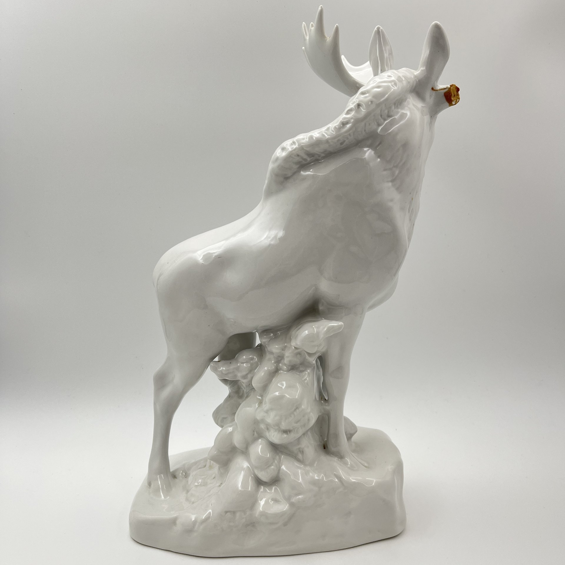 Статуэтка "Лось", скульптор Б.Я. Воробьёв (под реставрацию), фарфор, Ленинградский фарфоровый завод (ЛФЗ), СССР, 1960-1990 гг.