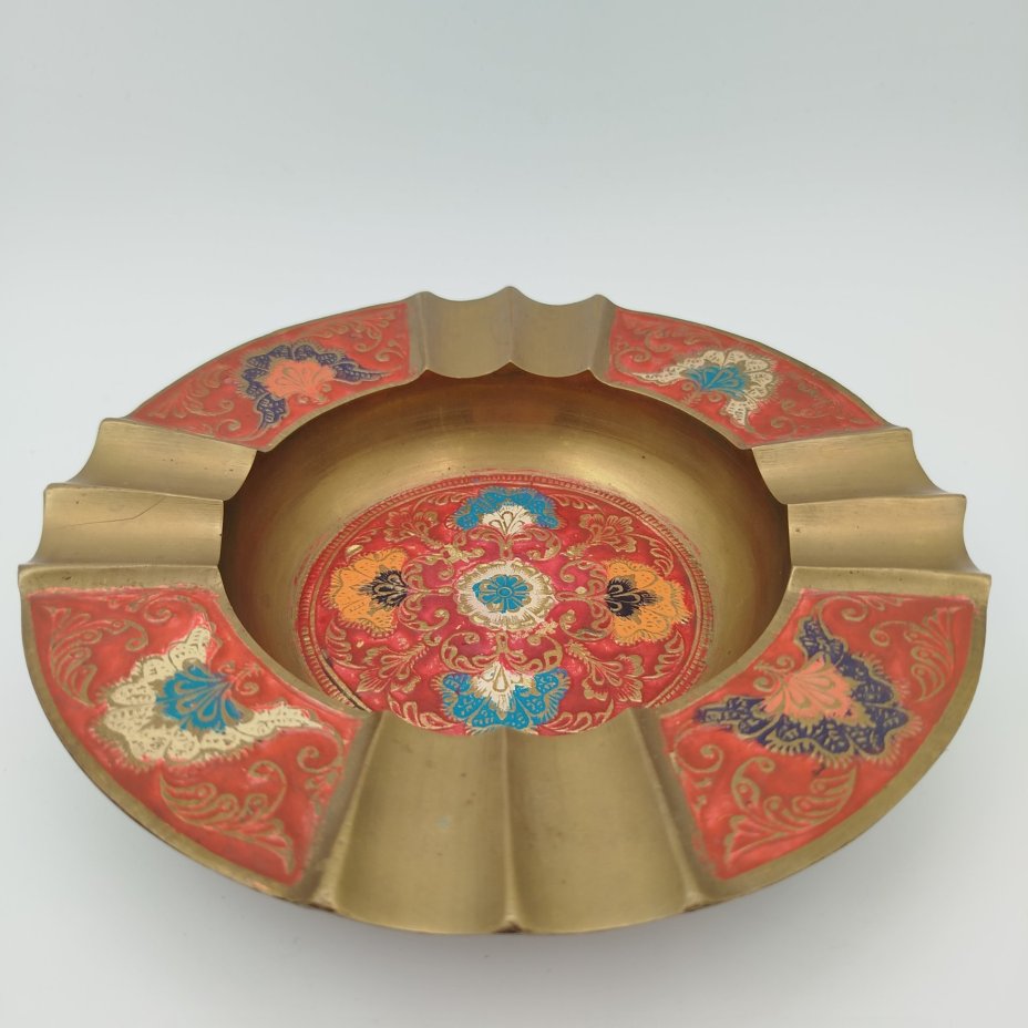 Пепельница с растительным декором в восточном стиле, латунь, эмали, Индия, 1970-1990 гг.