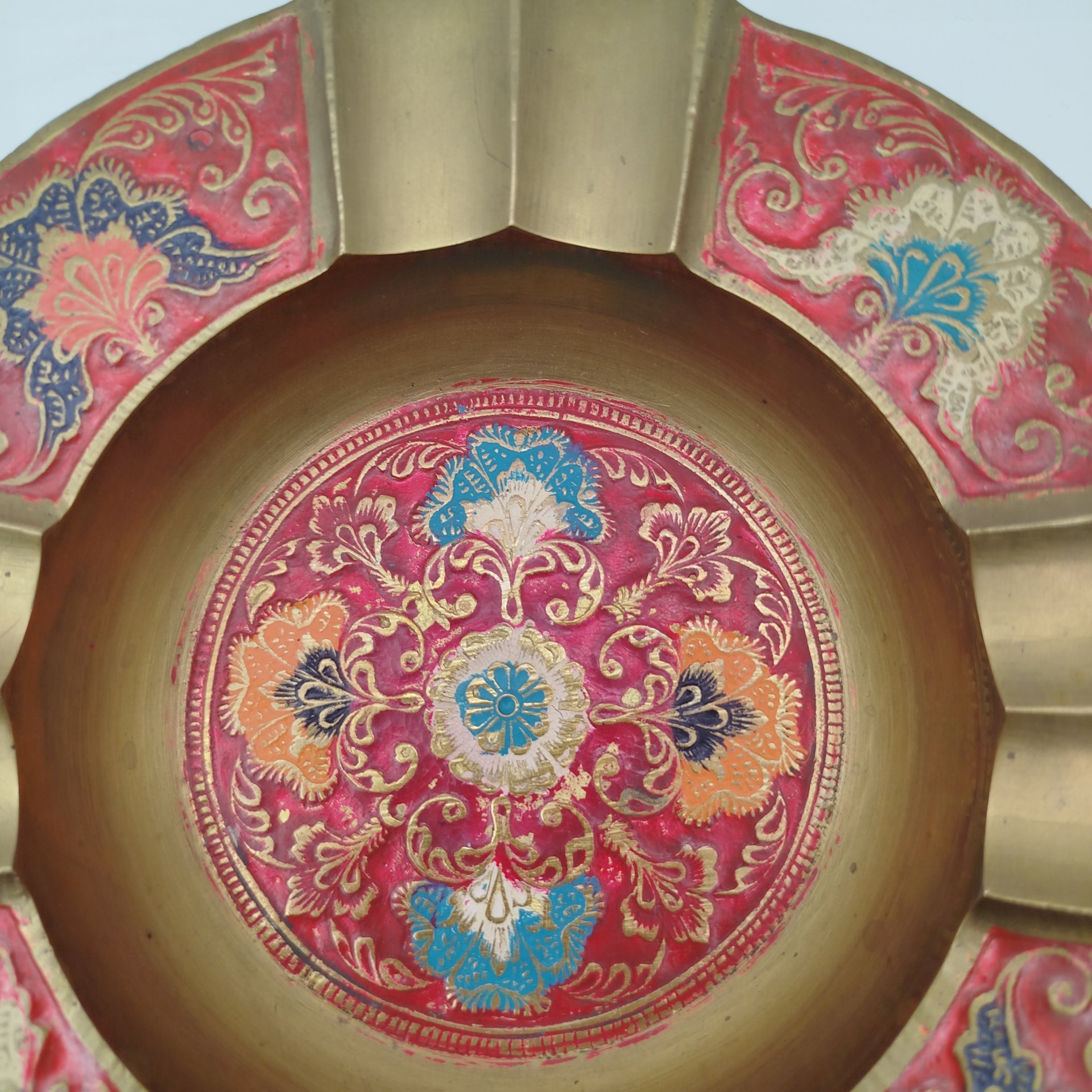 Пепельница с растительным декором в восточном стиле, латунь, эмали, Индия, 1970-1990 гг.