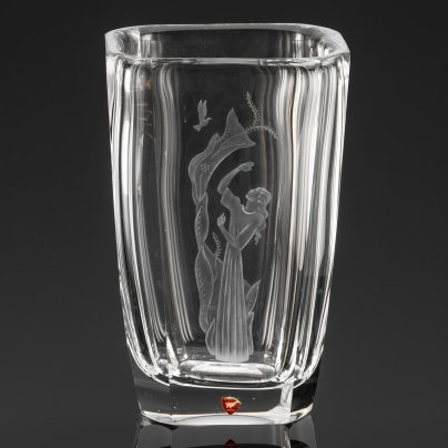 Ваза для цветов "Свобода", украшенная изображением девушки и птицы, автор  Свен Пальмквист (Sven Palmqvist), фирма Orrefors, хрусталь, резьба, травление, Швеция, 1950-1970 гг.