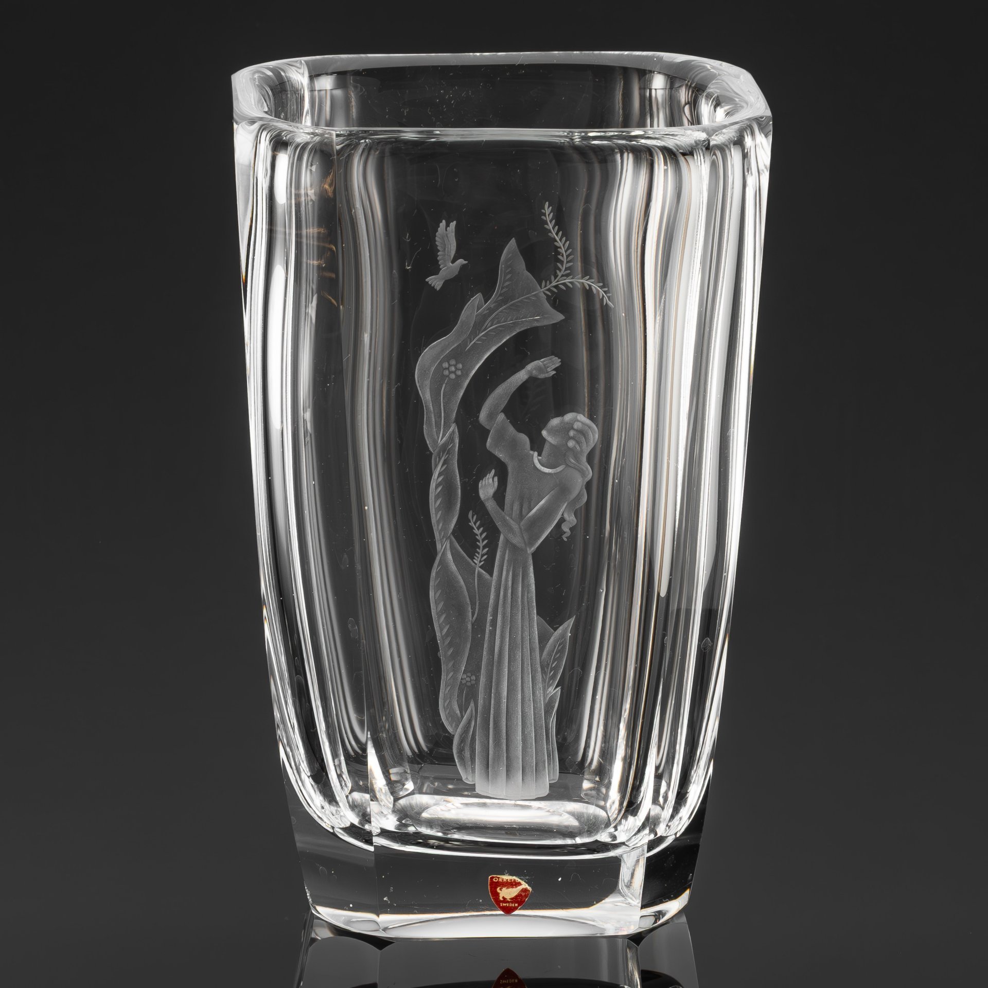Ваза для цветов "Свобода", украшенная изображением девушки и птицы, автор  Свен Пальмквист (Sven Palmqvist), фирма Orrefors, хрусталь, резьба, травление, Швеция, 1950-1970 гг.