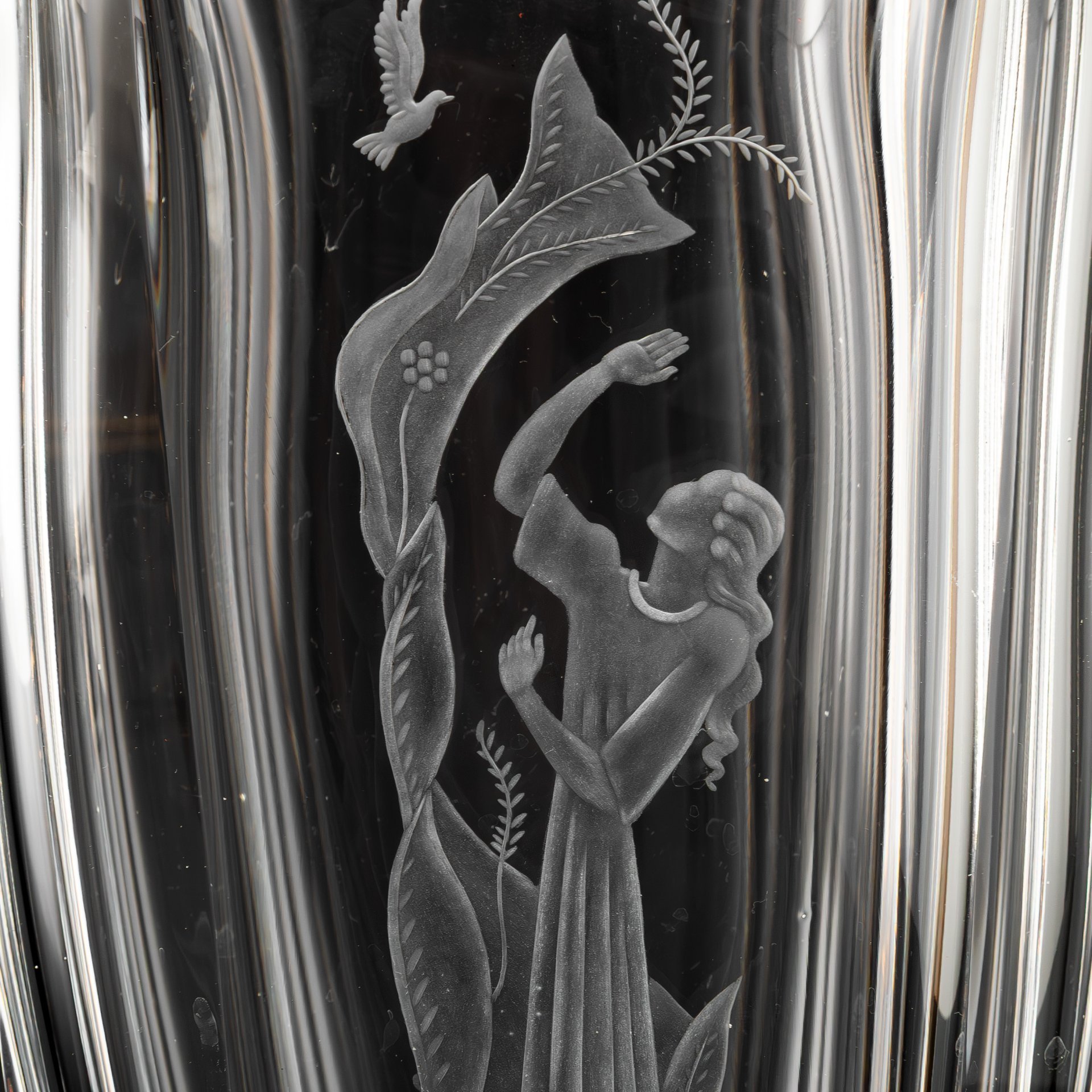 Ваза для цветов "Свобода", украшенная изображением девушки и птицы, автор  Свен Пальмквист (Sven Palmqvist), фирма Orrefors, хрусталь, резьба, травление, Швеция, 1950-1970 гг.