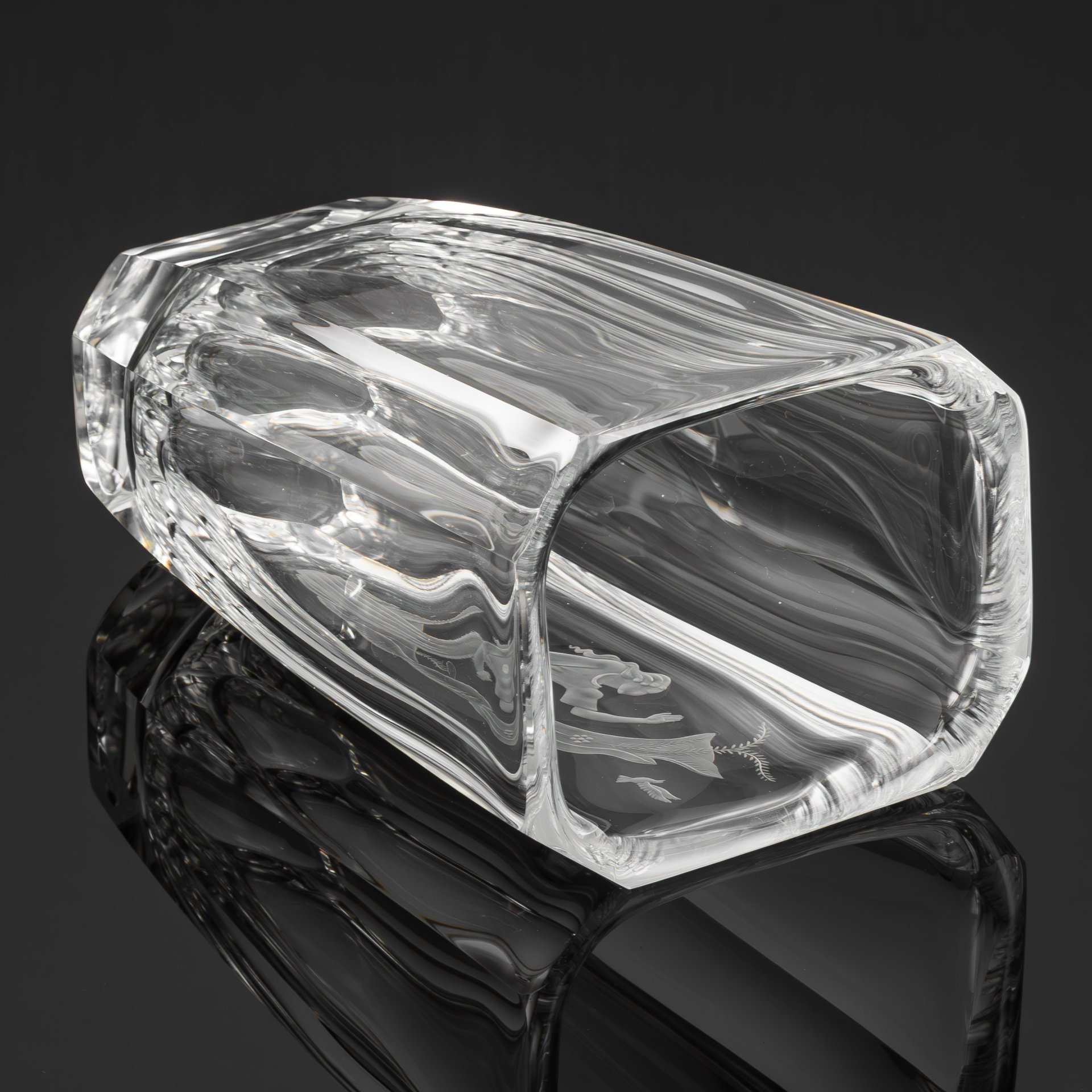 Ваза для цветов "Свобода", украшенная изображением девушки и птицы, автор  Свен Пальмквист (Sven Palmqvist), фирма Orrefors, хрусталь, резьба, травление, Швеция, 1950-1970 гг.