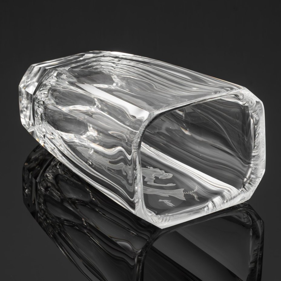 Ваза для цветов "Свобода", украшенная изображением девушки и птицы, автор  Свен Пальмквист (Sven Palmqvist), фирма Orrefors