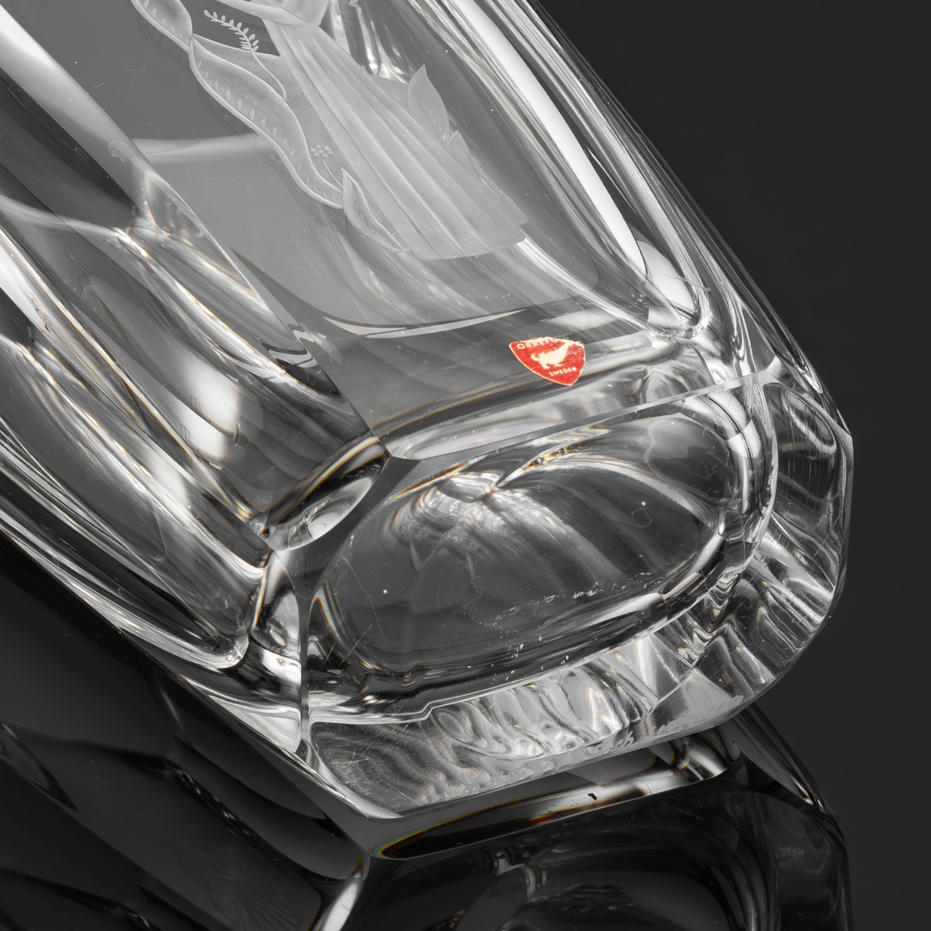 Ваза для цветов "Свобода", украшенная изображением девушки и птицы, автор  Свен Пальмквист (Sven Palmqvist), фирма Orrefors, хрусталь, резьба, травление, Швеция, 1950-1970 гг.