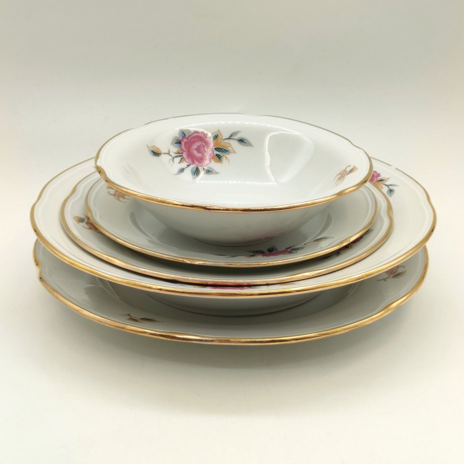 Набор столовый "Эгоист" с цветочным декором (5 предметов), фарфор, деколь, золочение, Краснодарский фарфорово-фаянсовый завод «Чайка», СССР, 1960-1990 гг.