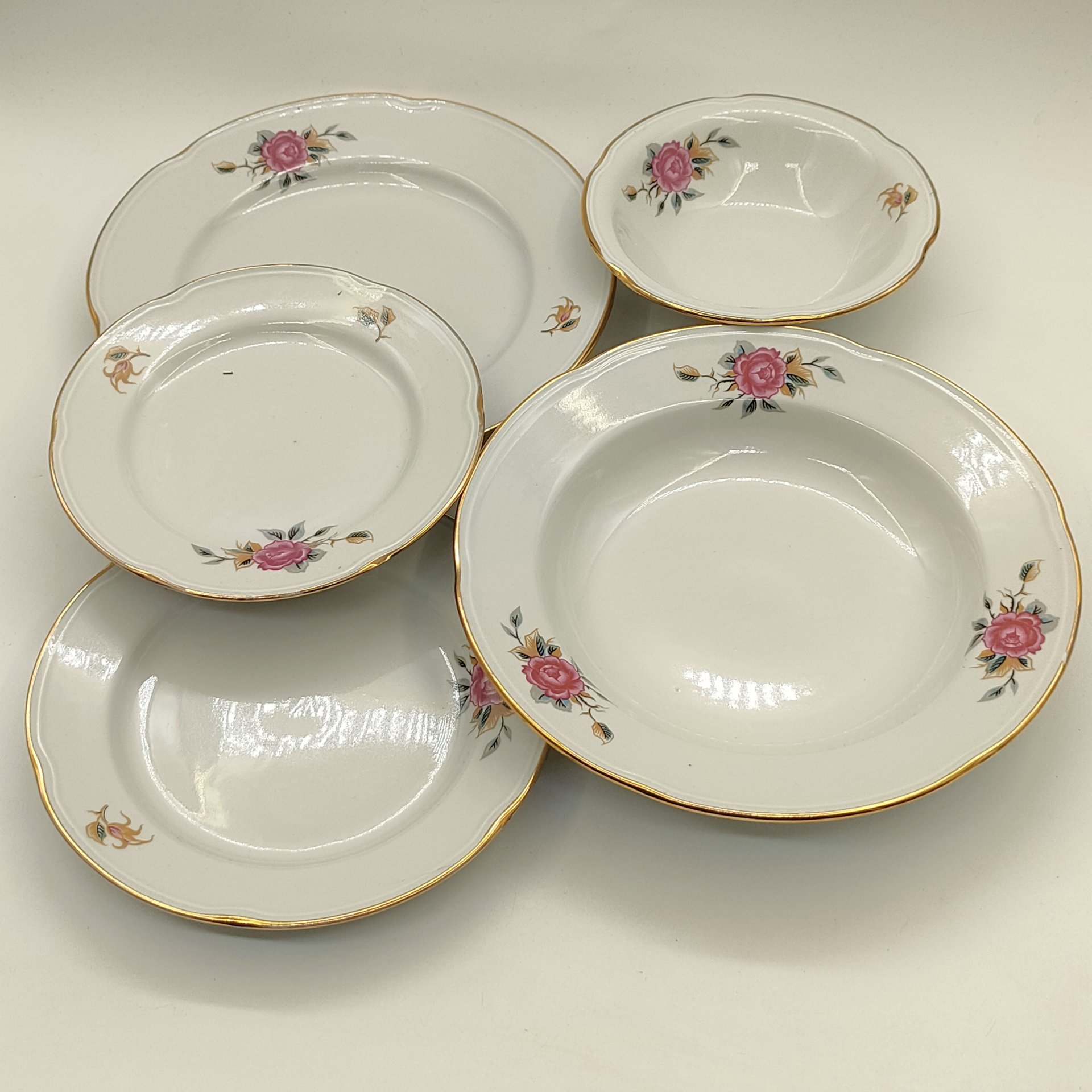 Набор столовый "Эгоист" с цветочным декором (5 предметов), фарфор, деколь, золочение, Краснодарский фарфорово-фаянсовый завод «Чайка», СССР, 1960-1990 гг.