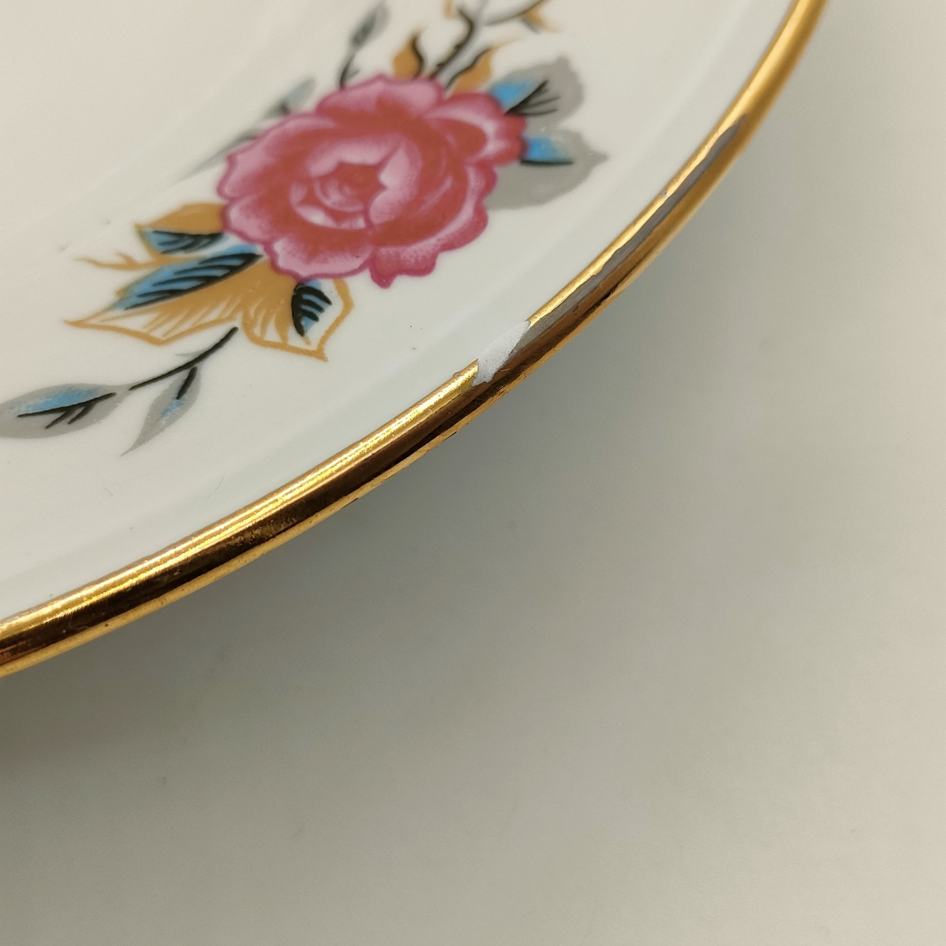 Набор столовый "Эгоист" с цветочным декором (5 предметов), фарфор, деколь, золочение, Краснодарский фарфорово-фаянсовый завод «Чайка», СССР, 1960-1990 гг.