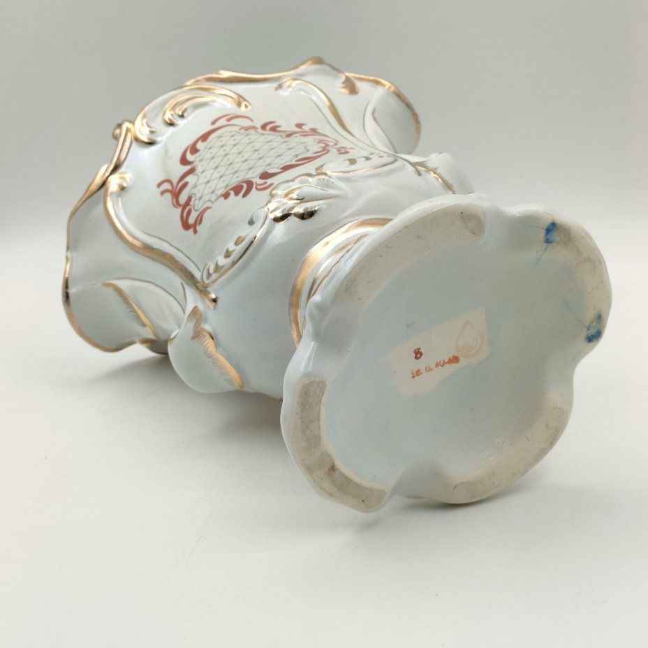 Ваза интерьерная с цветочным декором