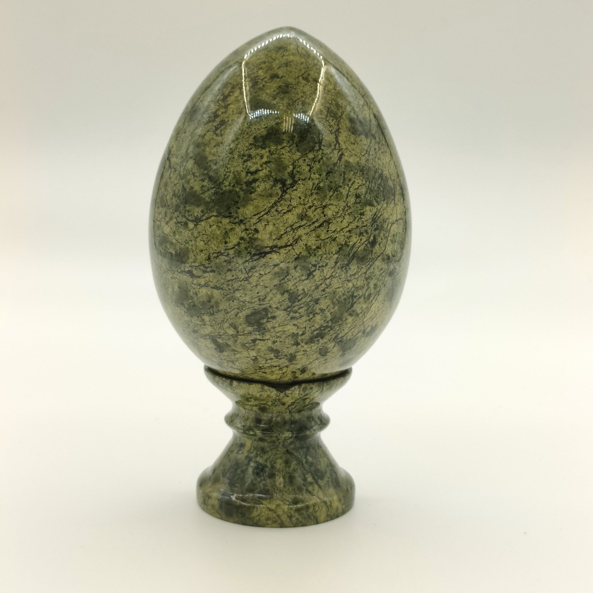 Яйцо пасхальное на подставке, змеевик, шлифовка