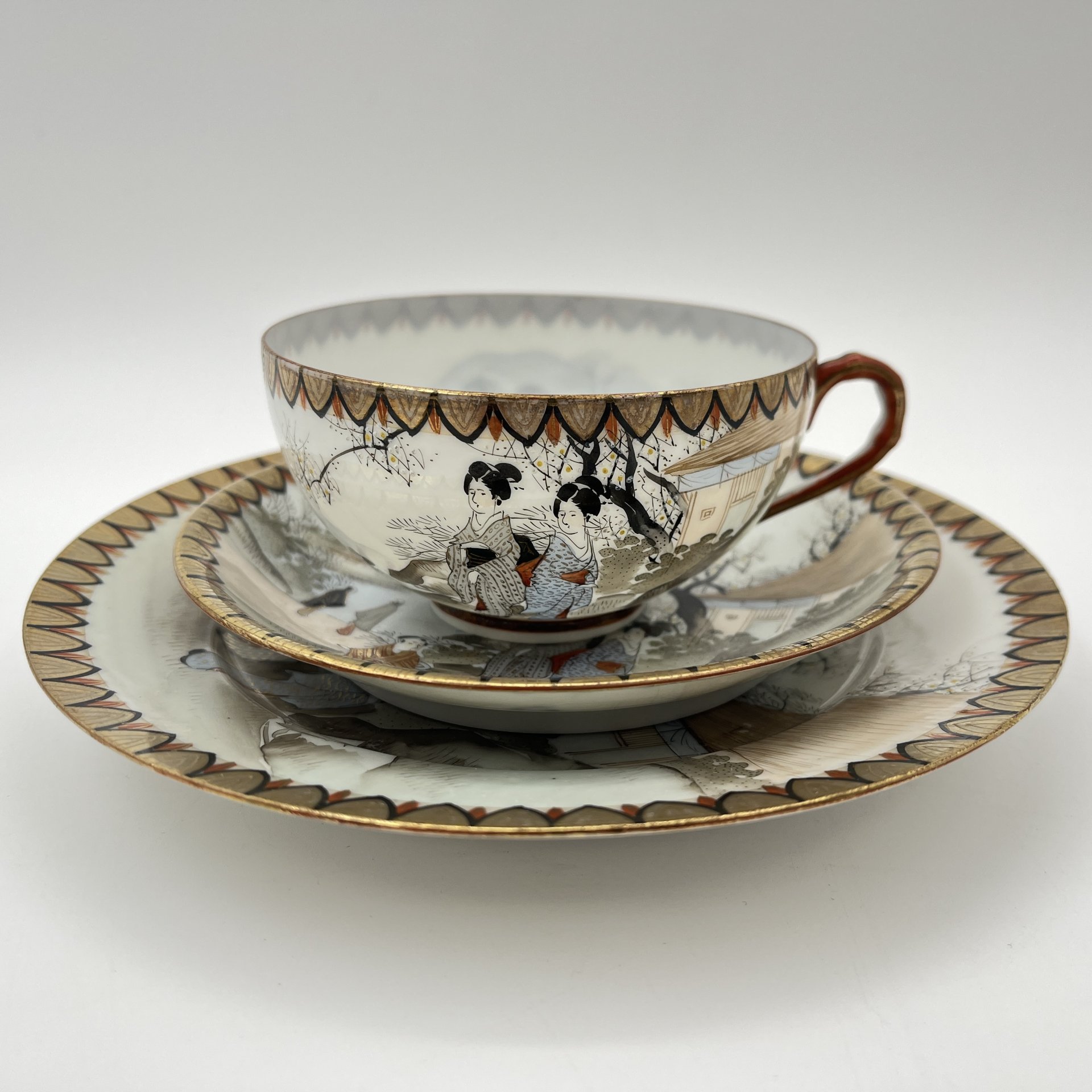 Чайное трио "Прогулка гейш ранней весной", фарфор, роспись, золочение, Япония, 1920-1950 гг.
