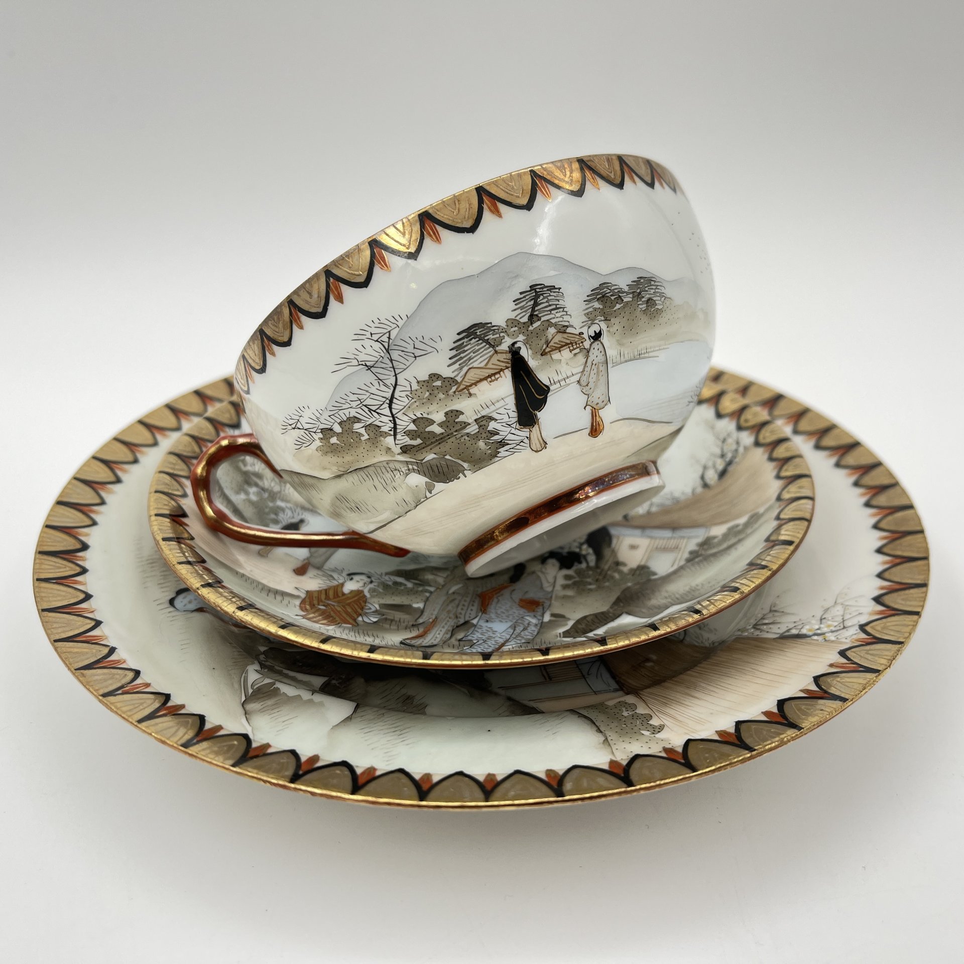 Чайное трио "Прогулка гейш ранней весной", фарфор, роспись, золочение, Япония, 1920-1950 гг.