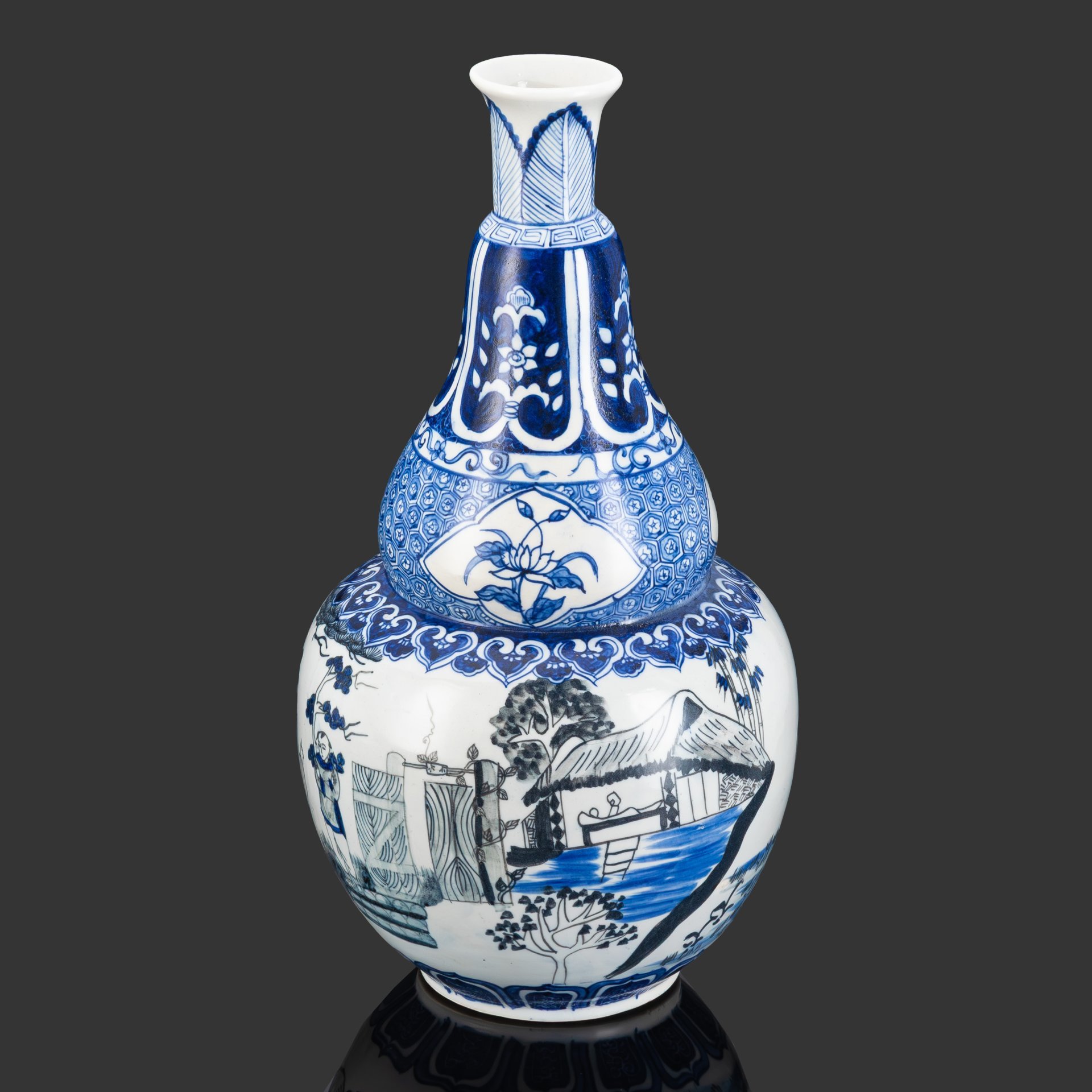 Ваза грушевидной формы с перехватом и декором в виде жанровых сцен