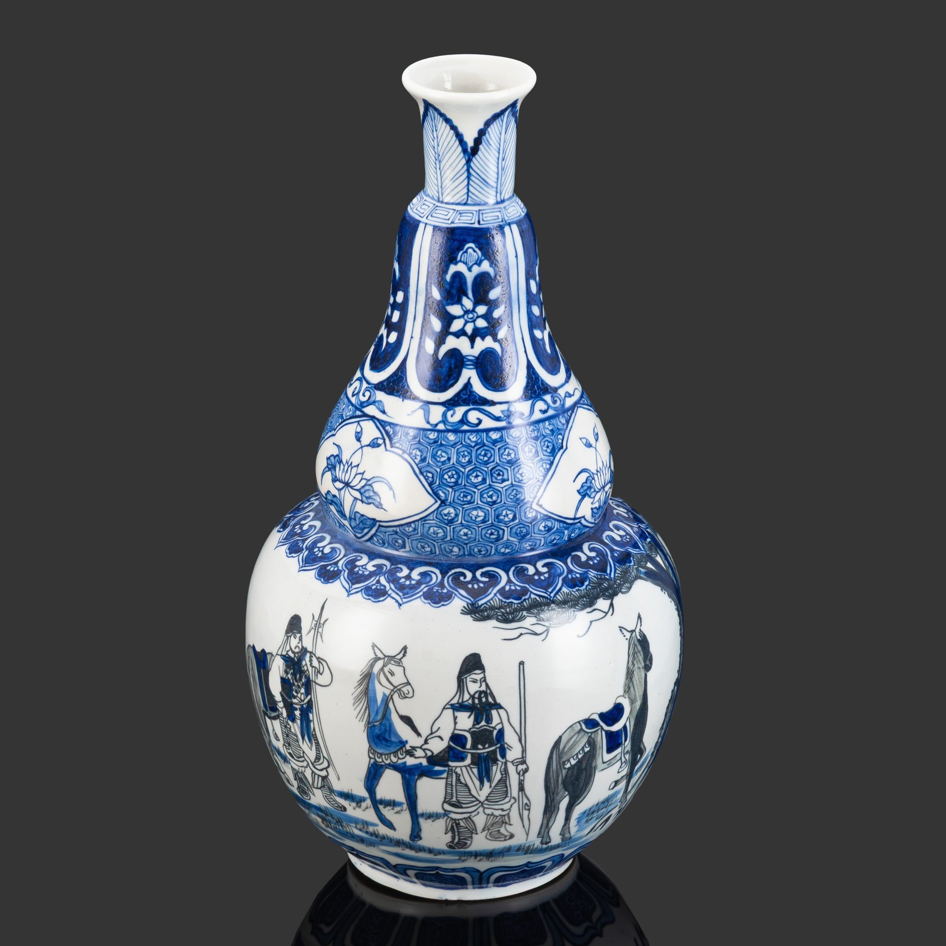 Ваза грушевидной формы с перехватом и декором в виде жанровых сцен