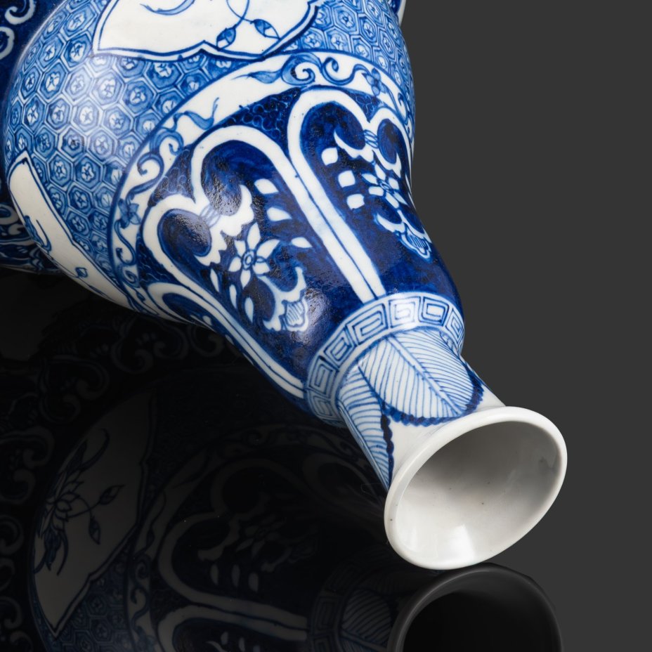 Ваза грушевидной формы с перехватом и декором в виде жанровых сцен