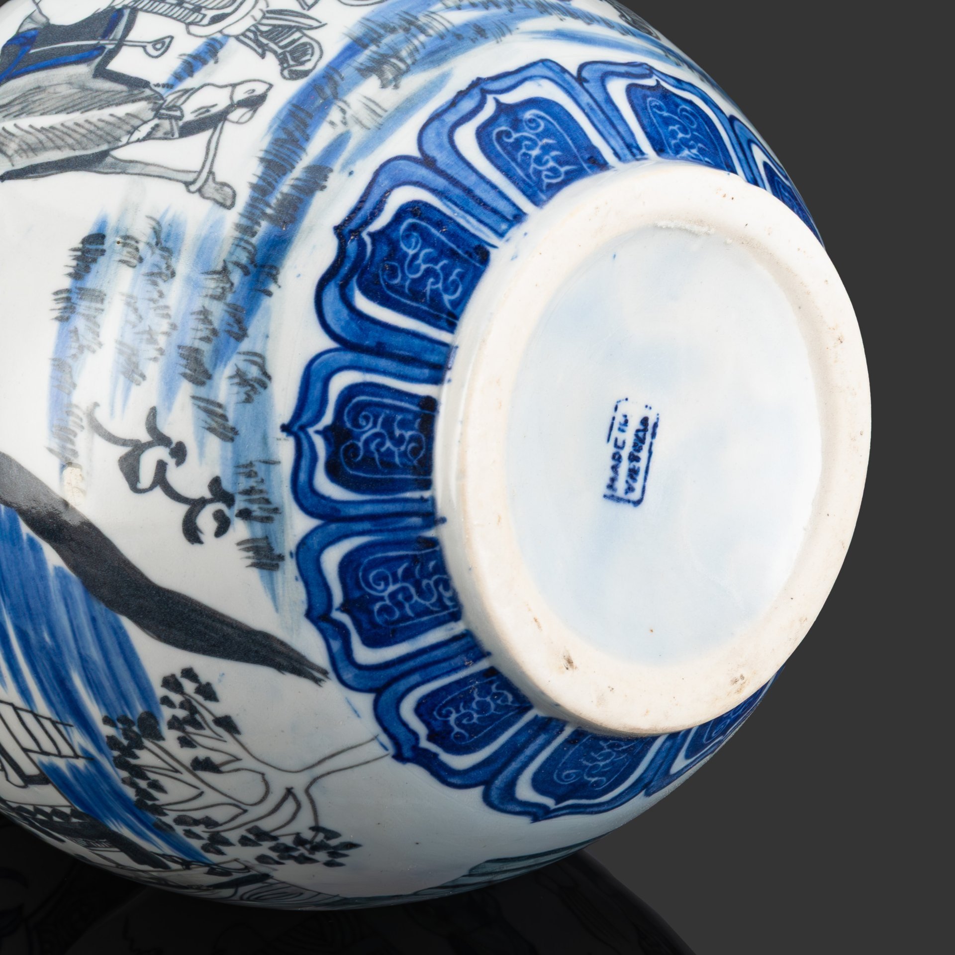 Ваза грушевидной формы с перехватом и декором в виде жанровых сцен