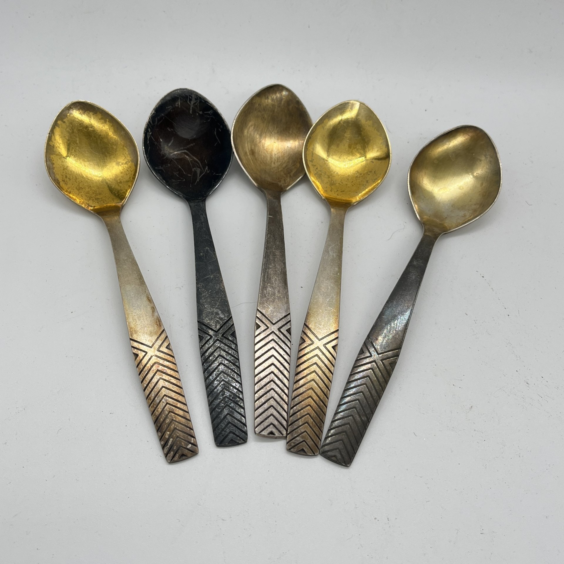 Набор из 5 чайных ложек с геометрическим декором на ручках, мельхиор (медь-никель), Таллинский ювелирный завод, СССР, 1969 г.