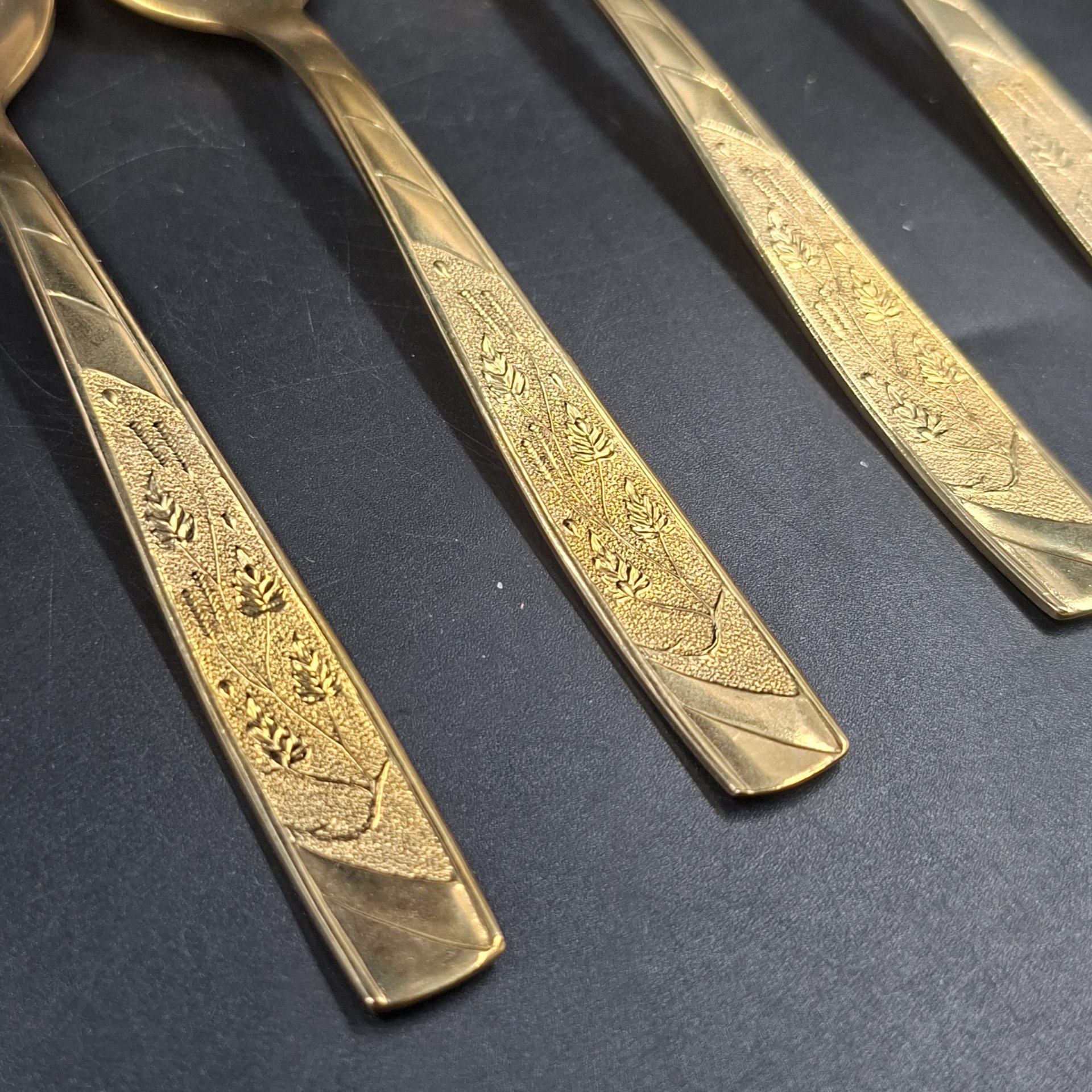 Набор из шести чайных ложек с растительным декором в коробке
