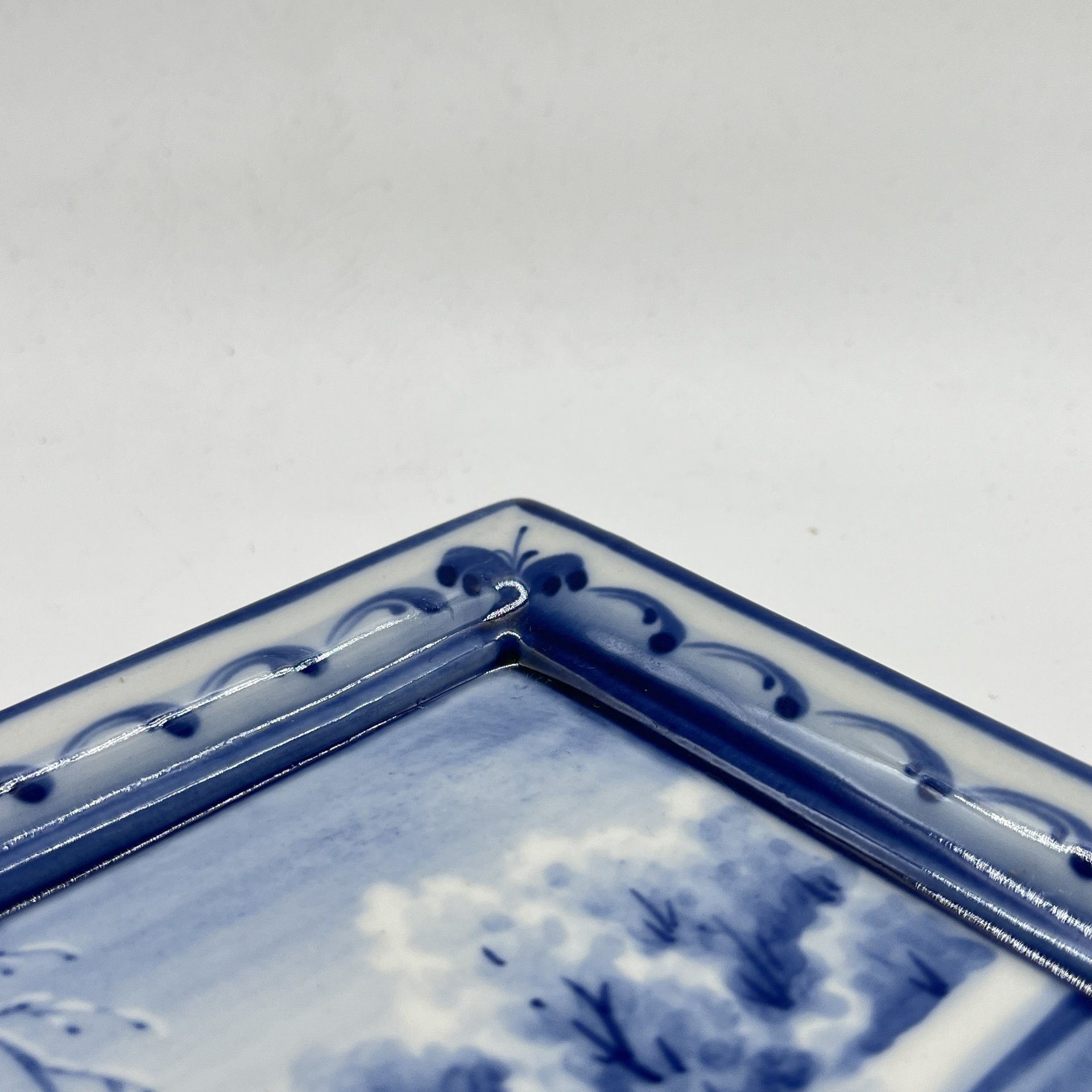 Панно настенное расписное с изображением пейзажа, ав. Ю. Гуляев, фарфор, роспись, Объединение «Гжель», СССР, 1980-2000 гг.