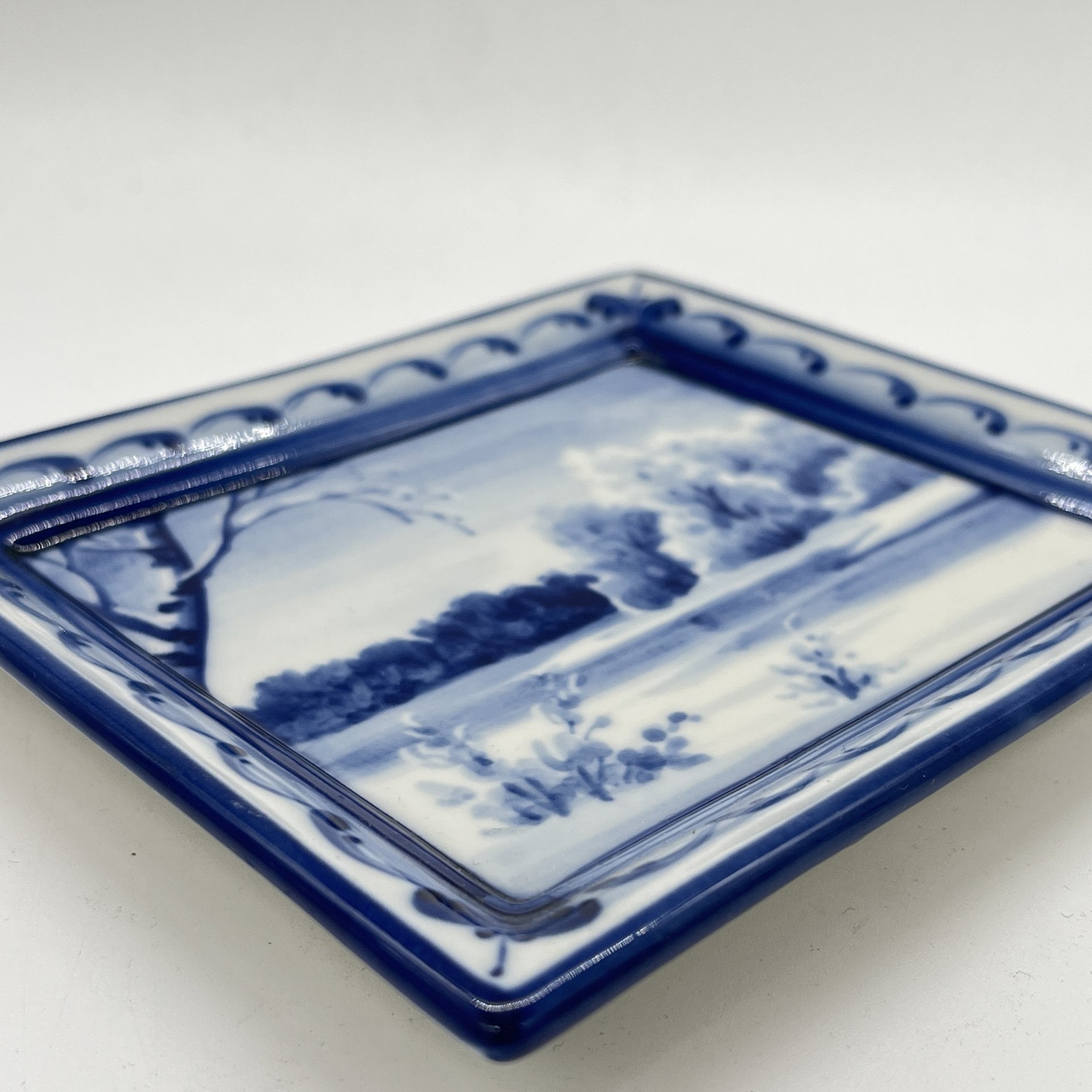 Панно настенное расписное с изображением пейзажа, ав. Ю. Гуляев, фарфор, роспись, Объединение «Гжель», СССР, 1980-2000 гг.