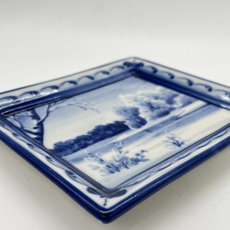 Панно настенное расписное с изображением пейзажа, ав. Ю. Гуляев, фарфор, роспись, Объединение «Гжель», СССР, 1980-2000 гг.