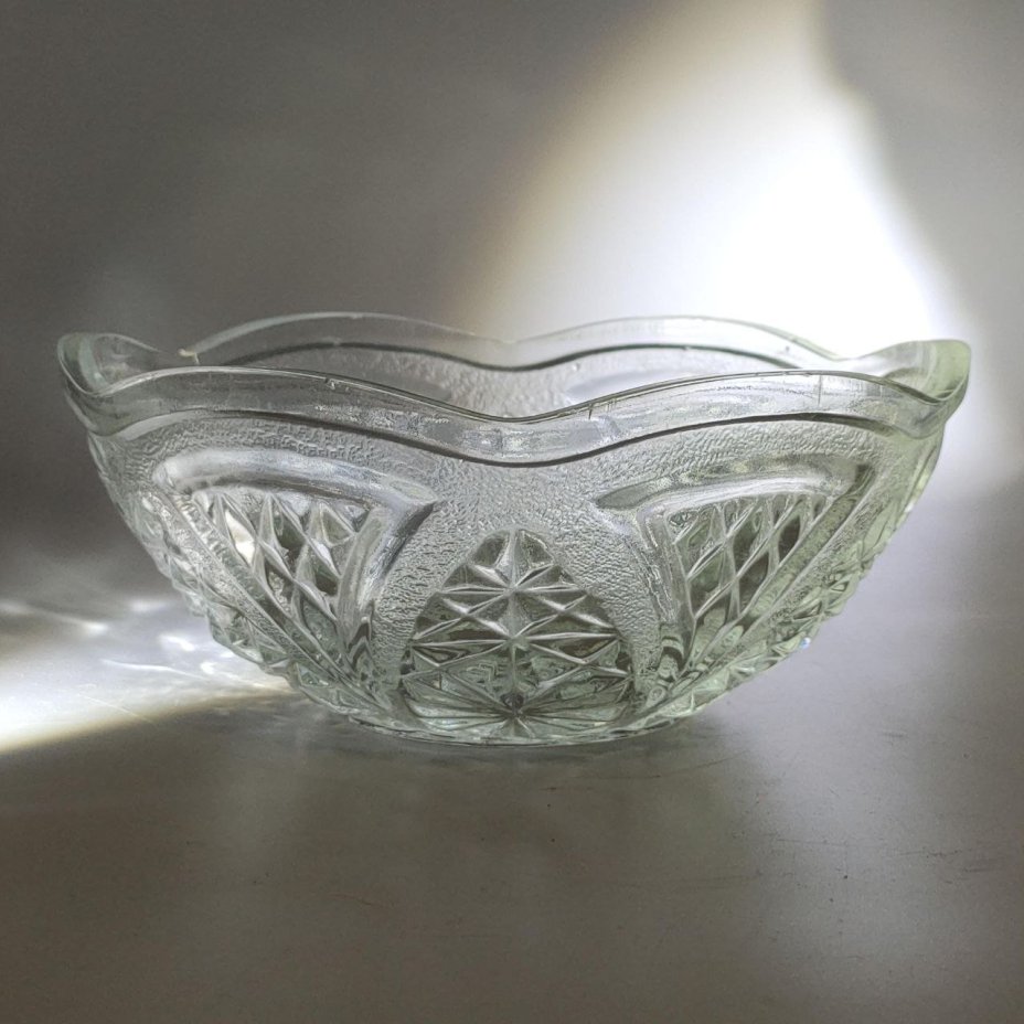 Салатник (конфетница) с геометрическим декором, стекло, пресс, СССР, 1970-1990 гг.
