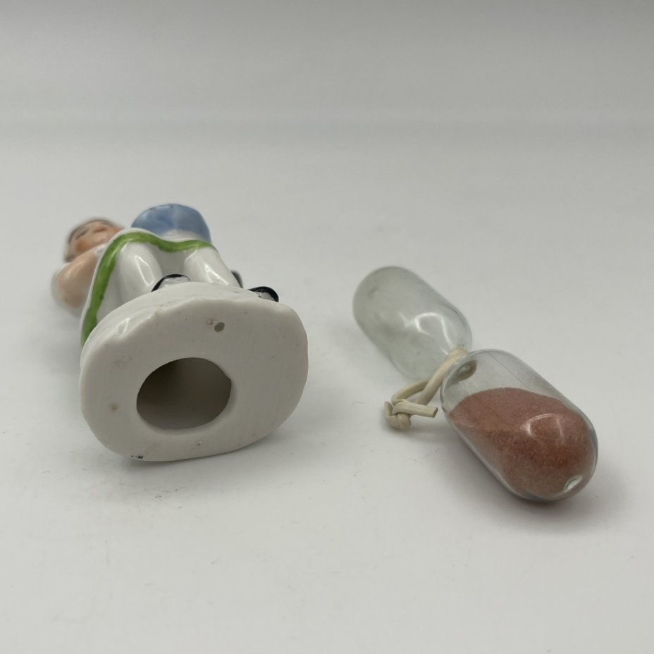 Статуэтка "Девочка-повар" с песочными часами