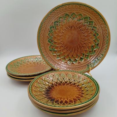 Набор из 6-ти десертных тарелок и блюда, украшенных растительным декором, фаянс, поливная глазурь, роспись, Конаковский фаянсовый завод им. М.И. Калинина (ЗиК Конаково), СССР, 1962-1991 гг.