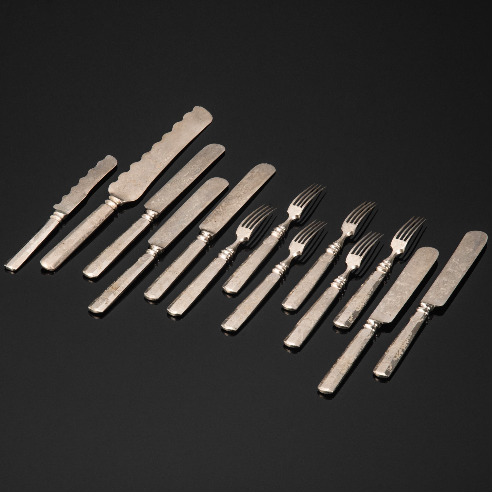 Набор столовых приборов для сервировки стола (6 вилок, 5 столовых ножей, нож для хлеба, нож для лимона), нержавеющая сталь, серебрение, гравировка, Златоуст