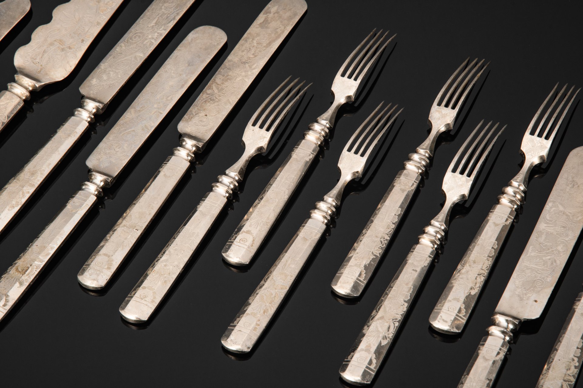 Набор столовых приборов для сервировки стола (6 вилок, 5 столовых ножей, нож для хлеба, нож для лимона), нержавеющая сталь, серебрение, гравировка, Златоуст